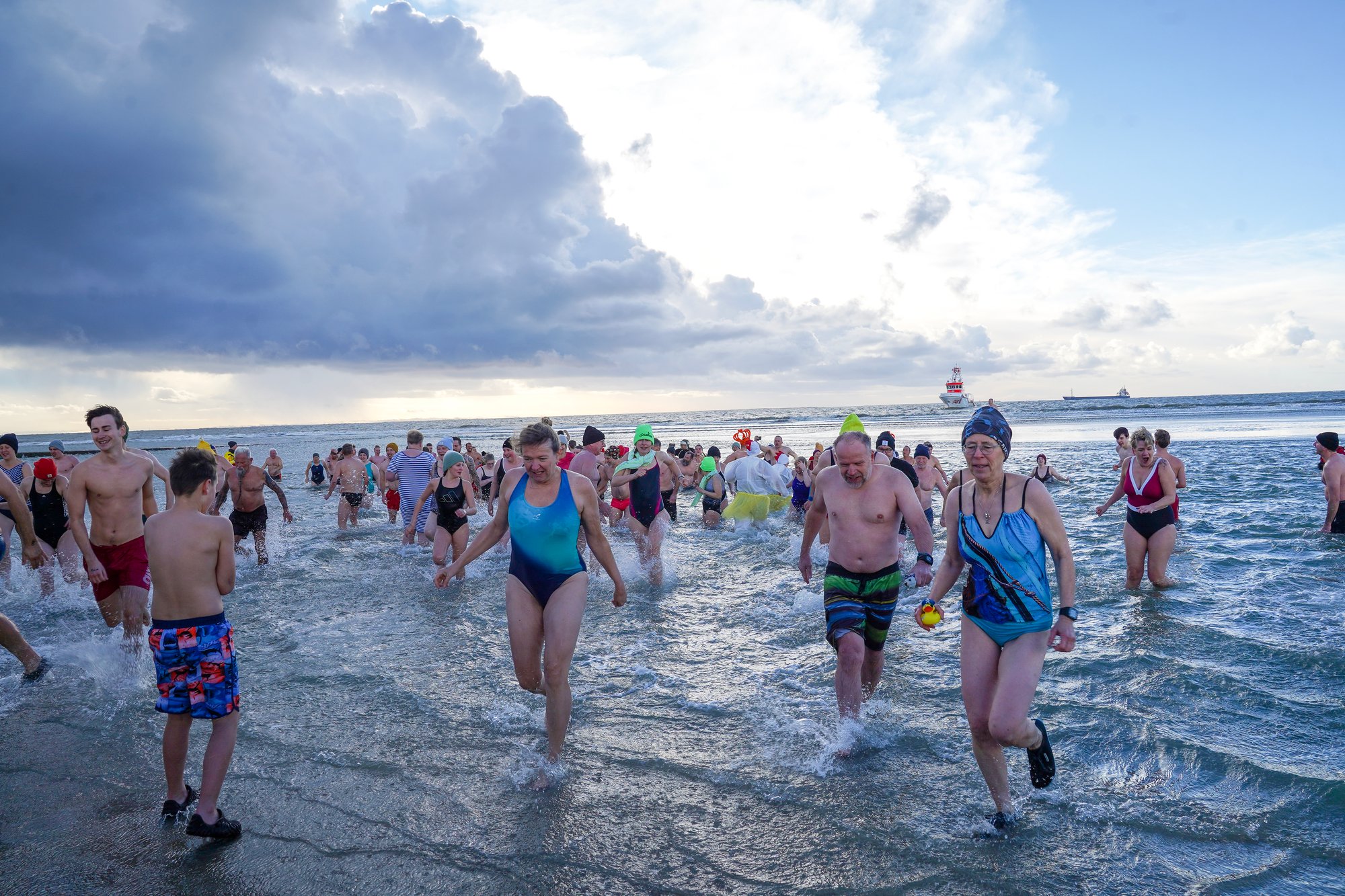 14. DLRG Neujahrsbaden: 145 Mutige springen verspätet in die Nordsee