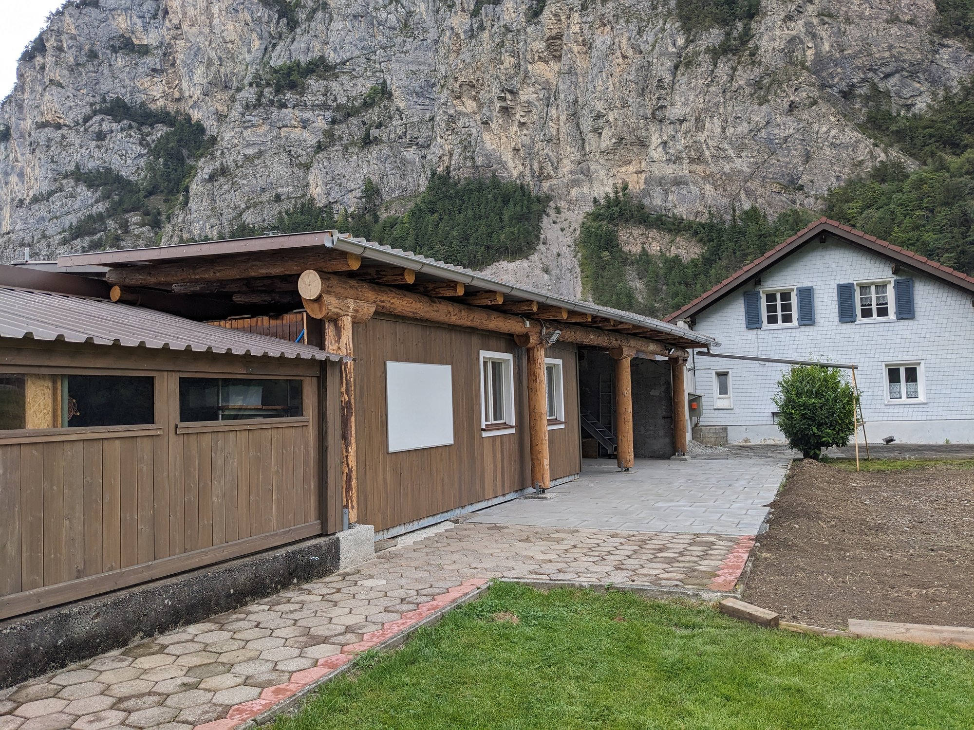 Neue Überdachung von Büro und Vorplatz