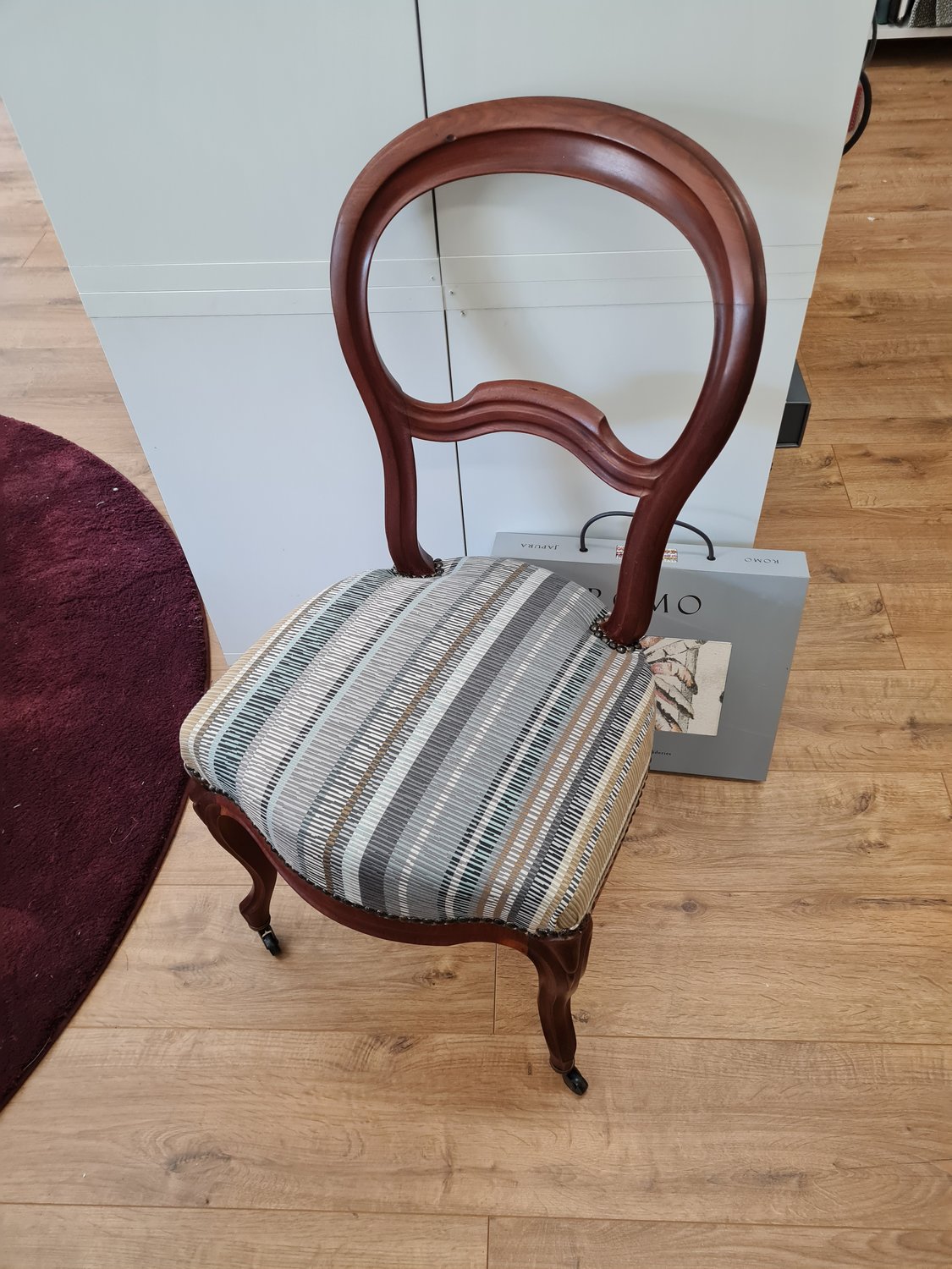 Chaise Louis-Philippe rayures ROMO