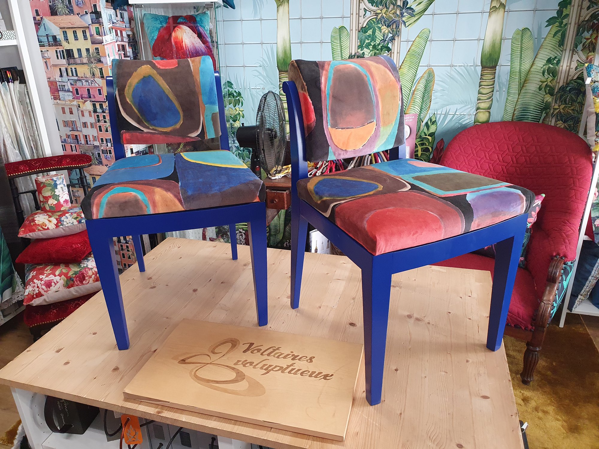 Chaises vintage peintes