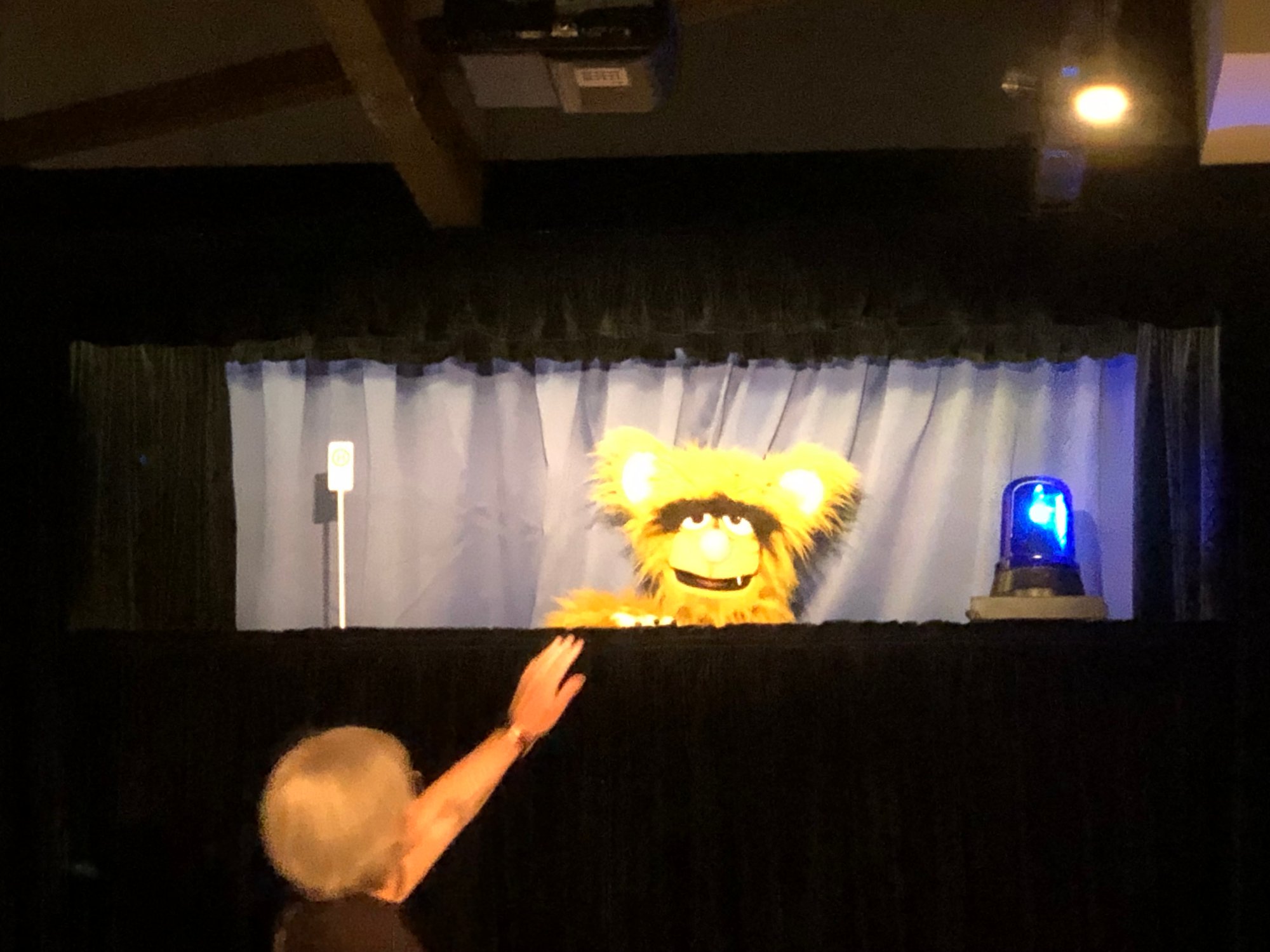 Zweitklässler besuchen Jogi bei der Polizei