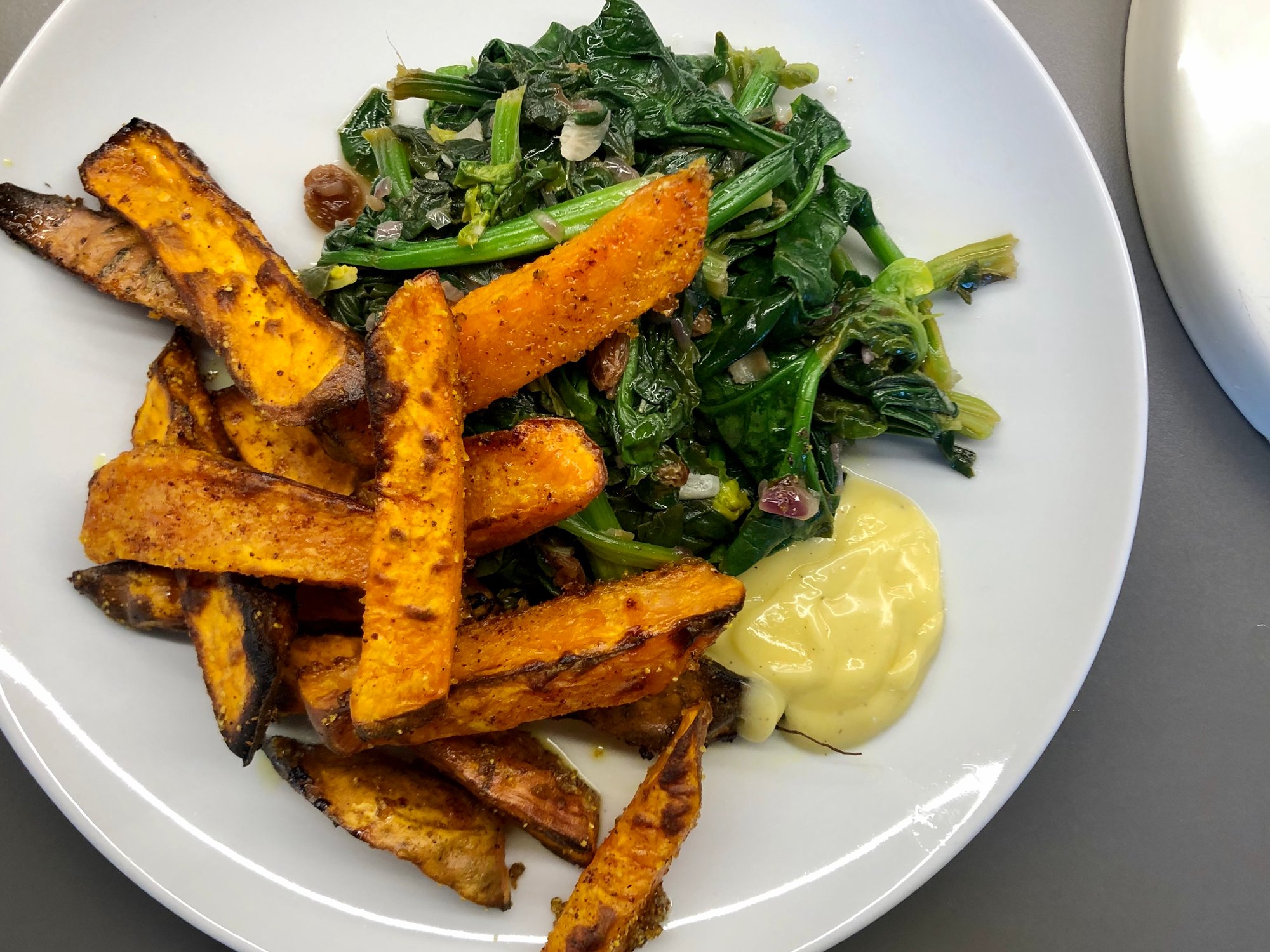 Süßkartoffelpommes + Curryblattmayonnaise + Blattgemüse