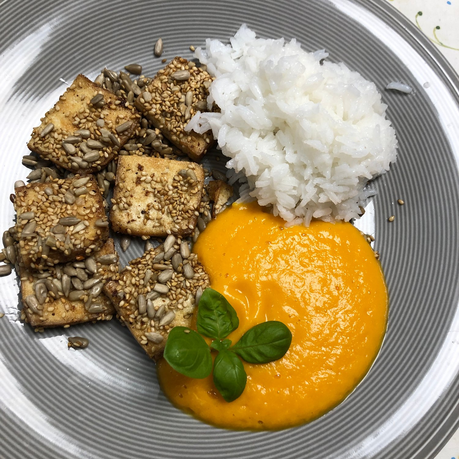 Tofu gebraten mit Karotten-Ingwermus