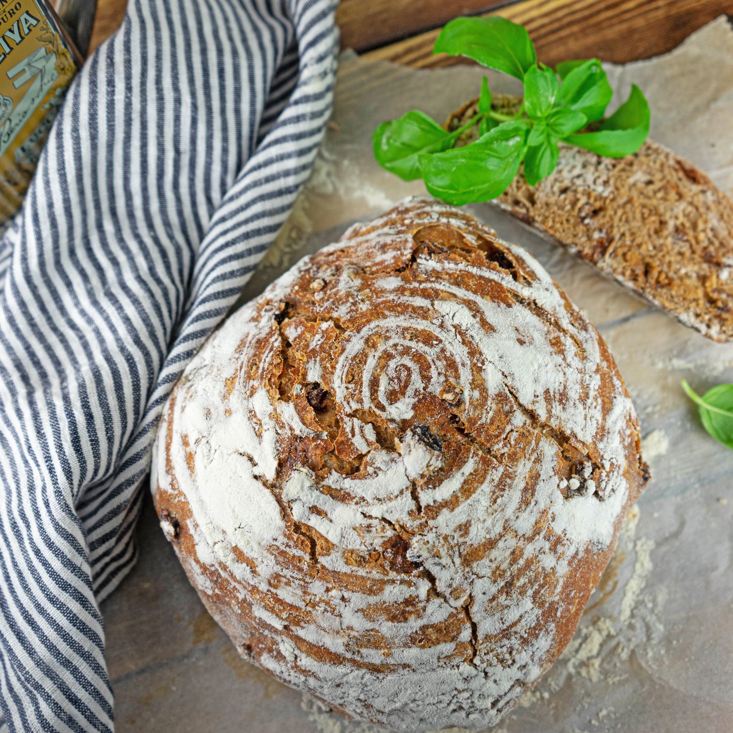 Tomaten Basilikum Brot im Topf