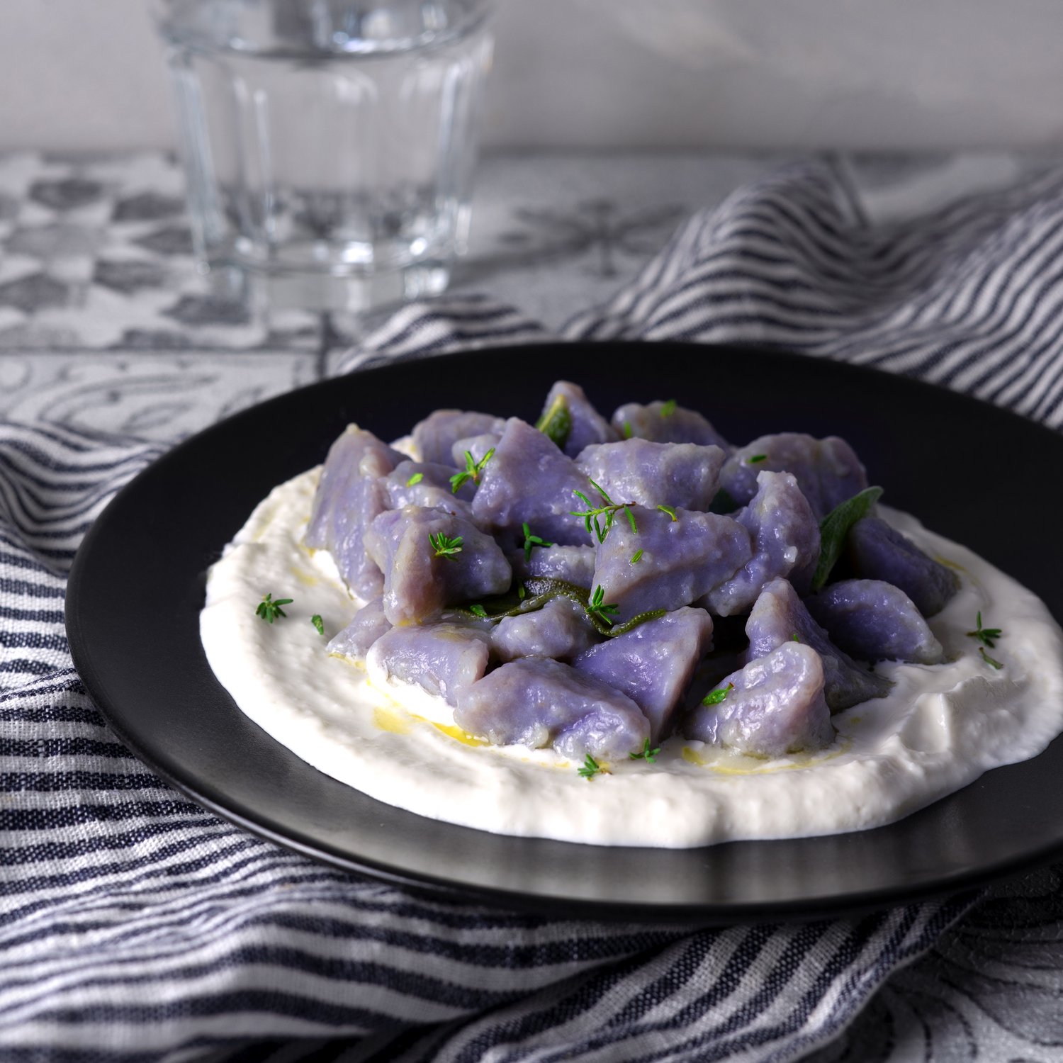 Blaue St. Galler Gnocchi auf Burrata Creme