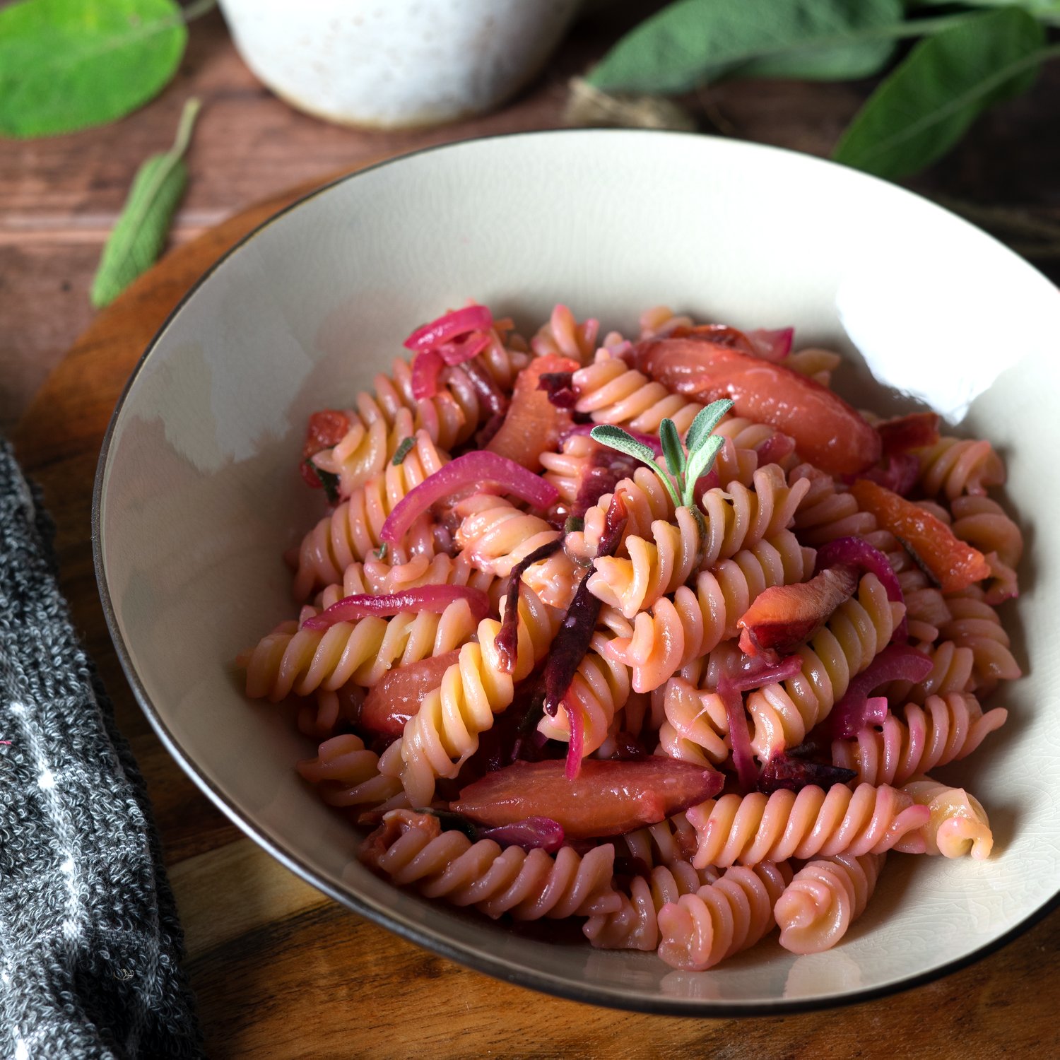 Fusilli mit karamellisierten Pflaumen und Zwiebeln