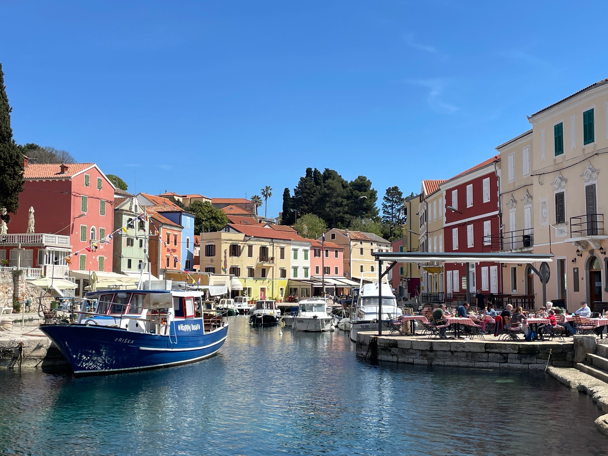 Tag 6, Die Insel Lišinj, Pinienwald und Palmenbuchten