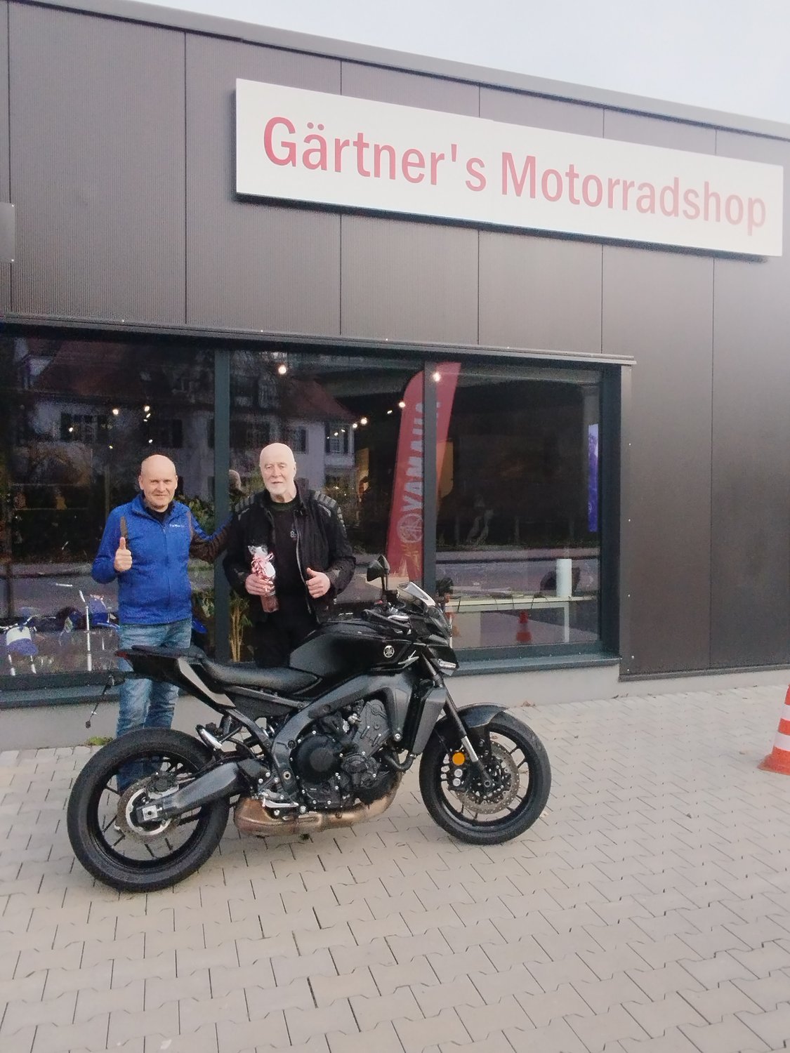 Herzlichen Glückwunsch an unseren langjährigen Tourguide Roland zur neuen MT-09 Y-AMT