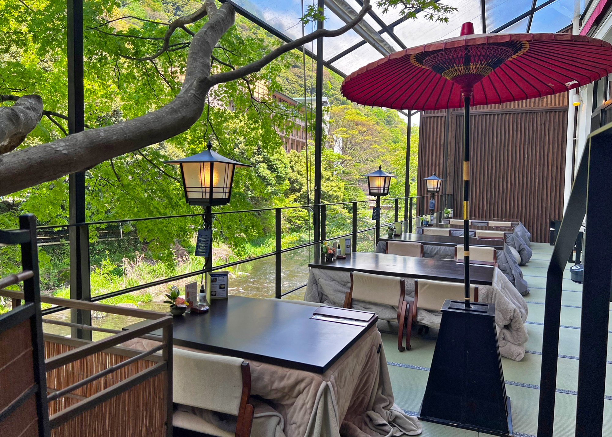 川床席に炬燵をご用意いたしました。