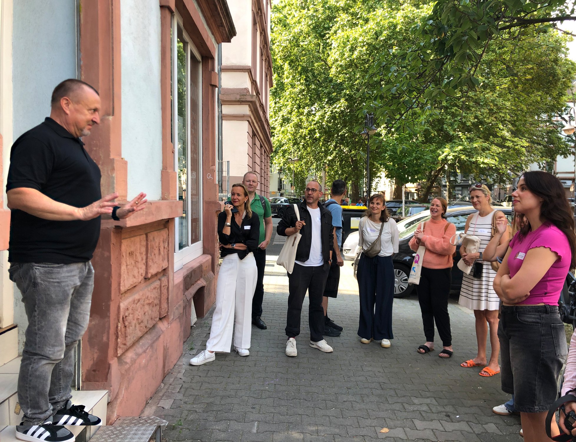 Hinter den Kulissen: Ein Blick in Frankfurts soziales Herz - LIGA Frankfurt zeigt bei einem Stadtspaziergang