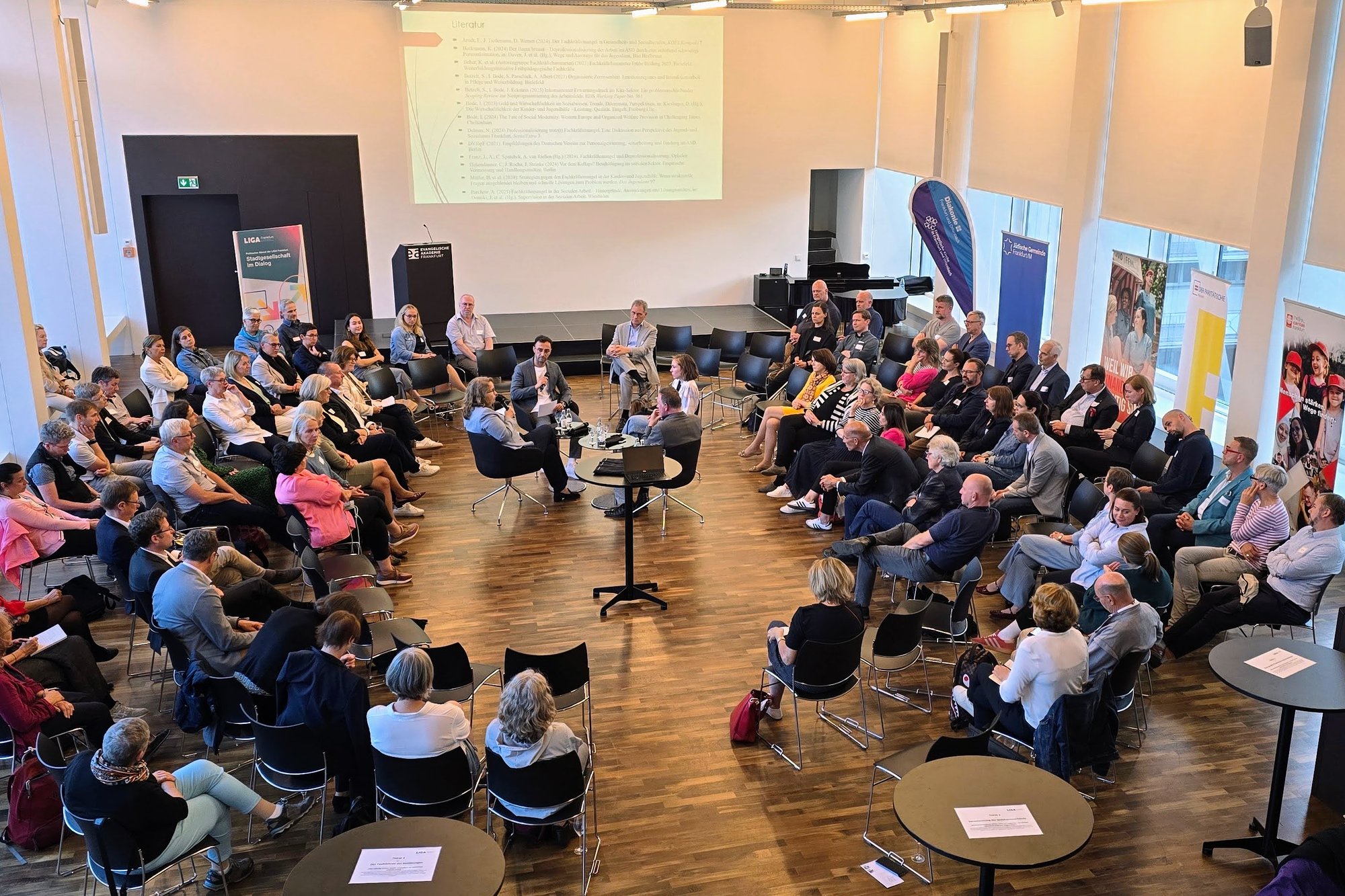 Ein „Wumms“ für das Sozialwesen. LIGA Frankfurt diskutierte beim Politischen Abend über Auswirkungen des Personalmangels in der Sozialen Arbeit