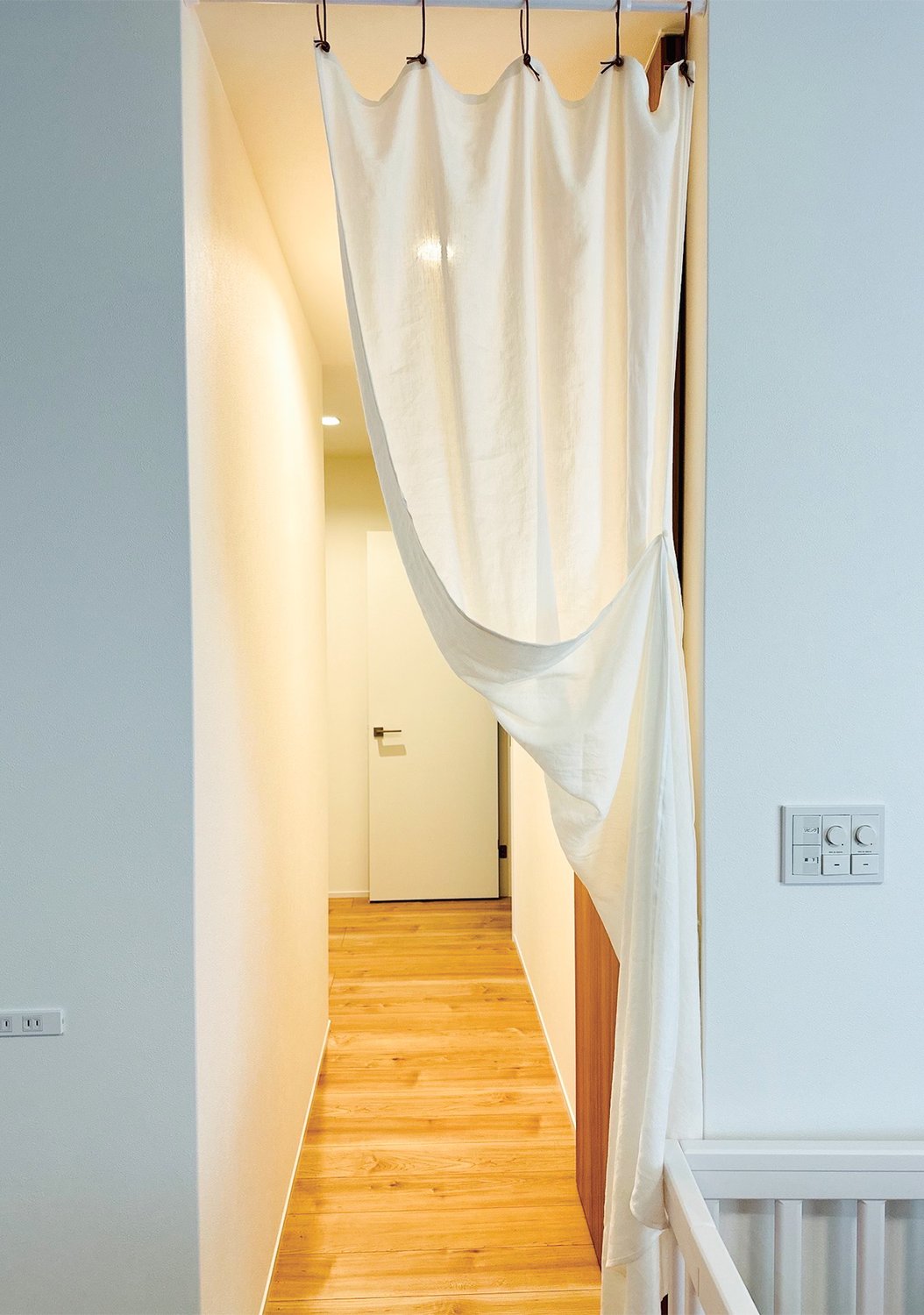 突っ張り棒を活用した、おしゃれなお部屋の間仕切り、仕切り。