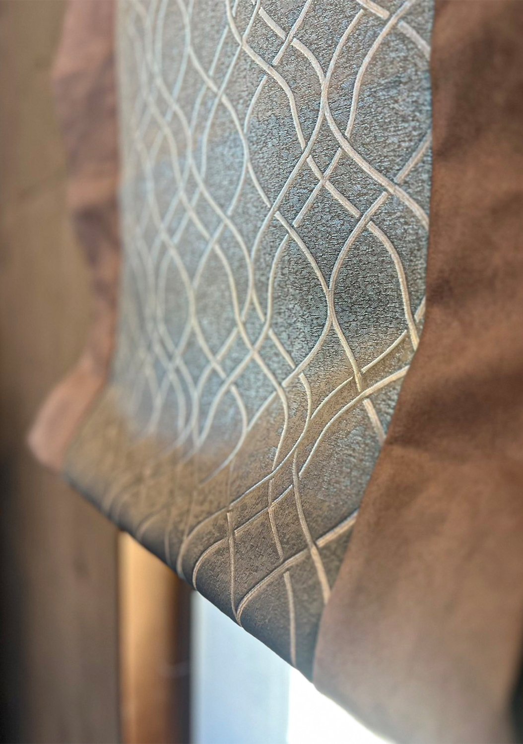 素材の組み合わせで魅せる、切り替えデザインのシェードカーテン