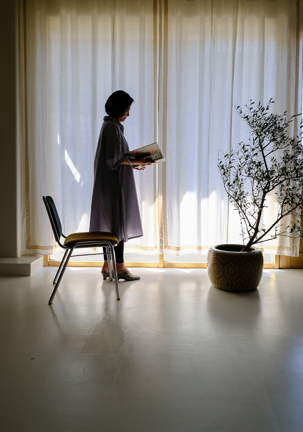 窓辺を“額縁”のように美しく。リネンカーテン × ベルベット縁取りカスタム