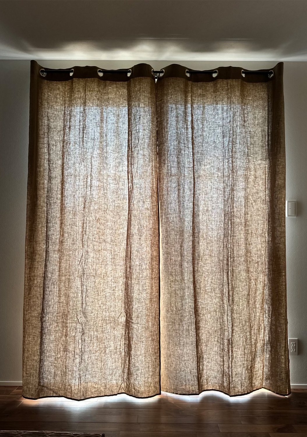 フレンチリネン×真鍮ハトメ。素材の表情で魅せるアッシュカーキの窓辺