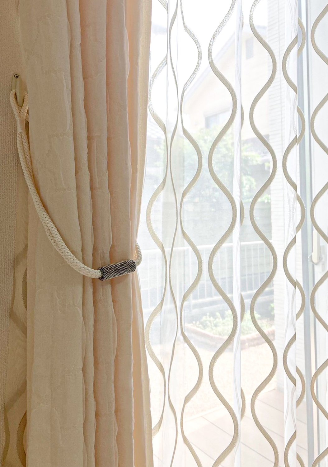 やさしい陰影をまとう、ジャカードドレープとレースの組み合わせ