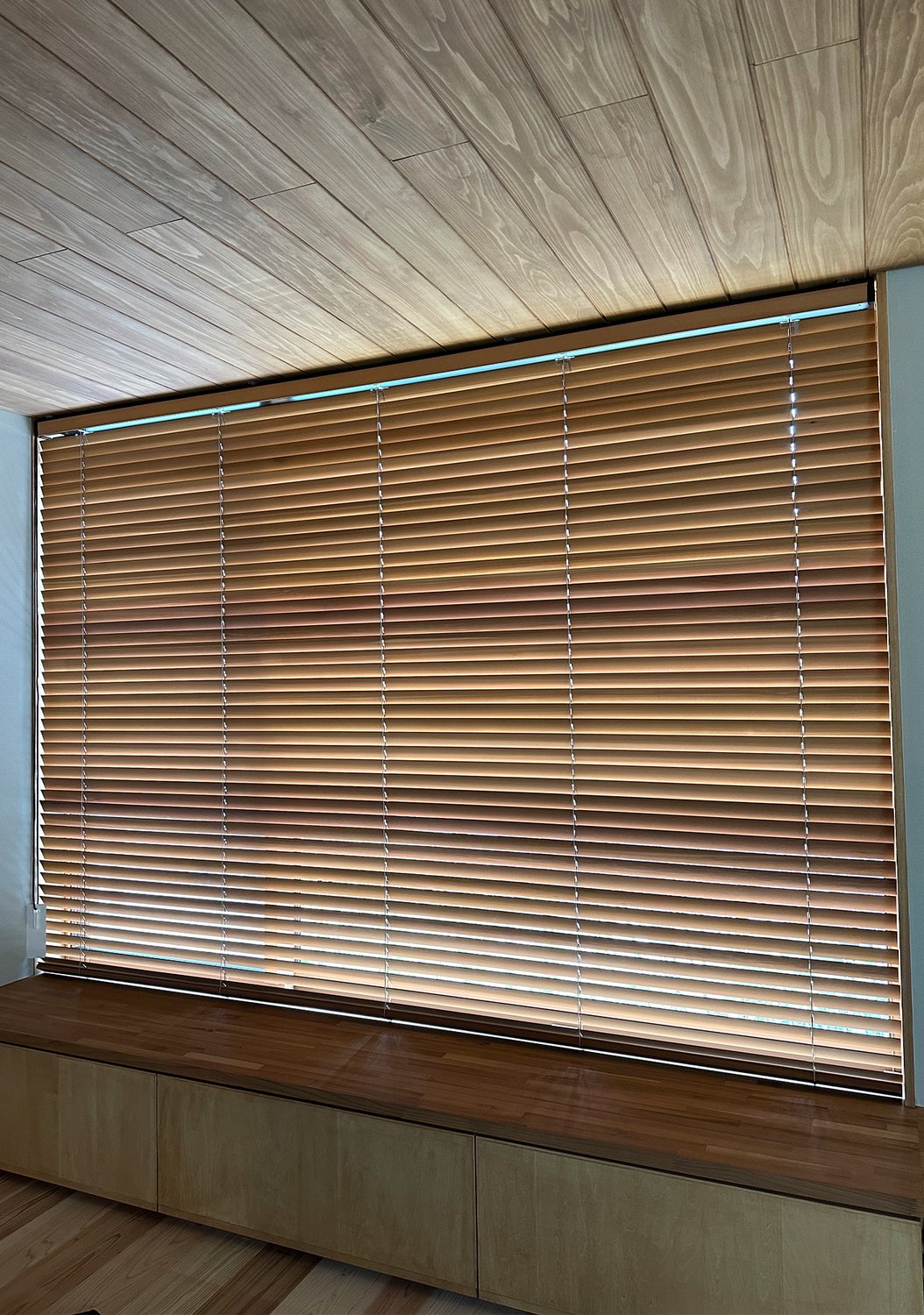 木のぬくもりをまとう窓辺