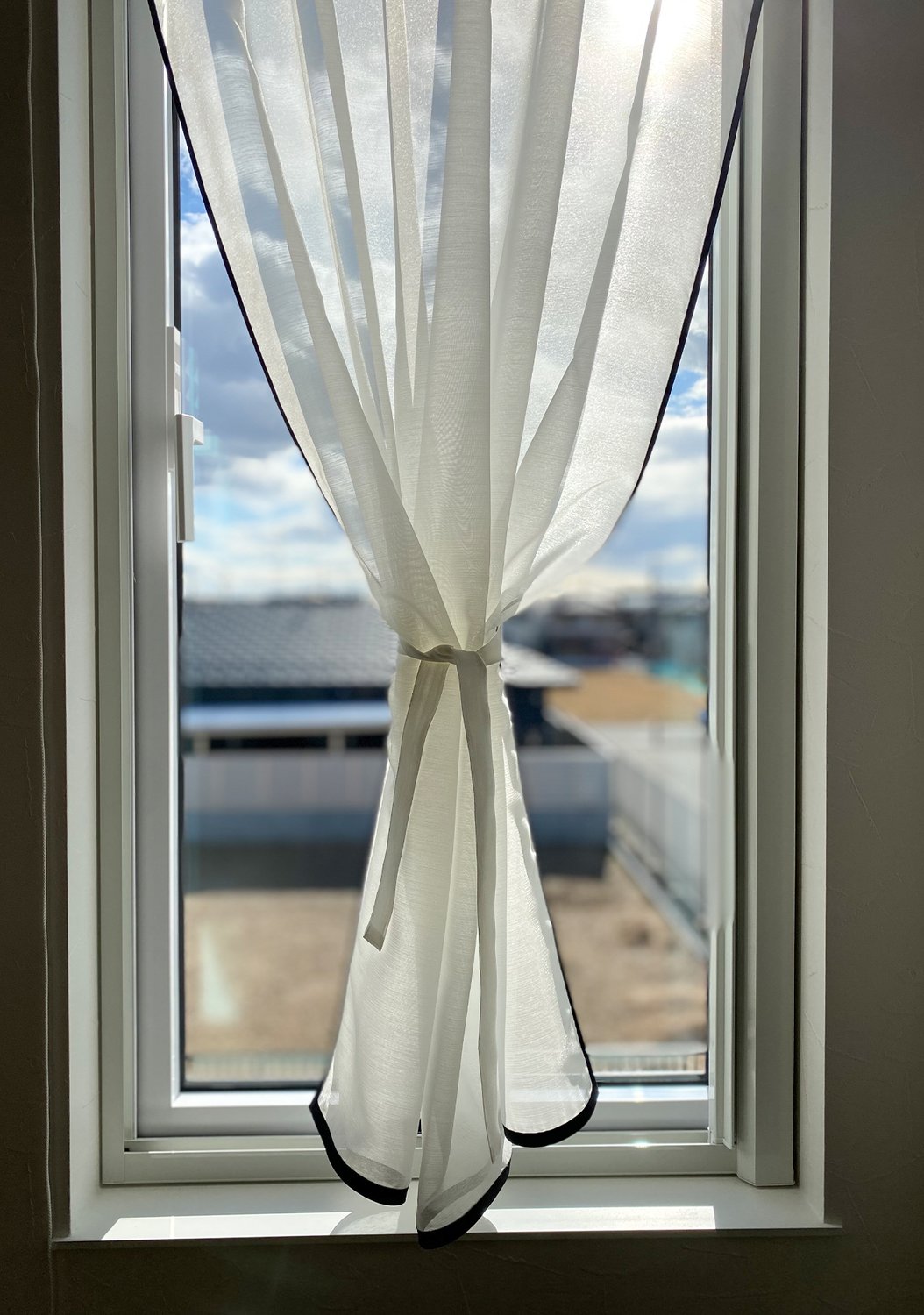 小窓をやさしく彩る、シェードカフェスタイル