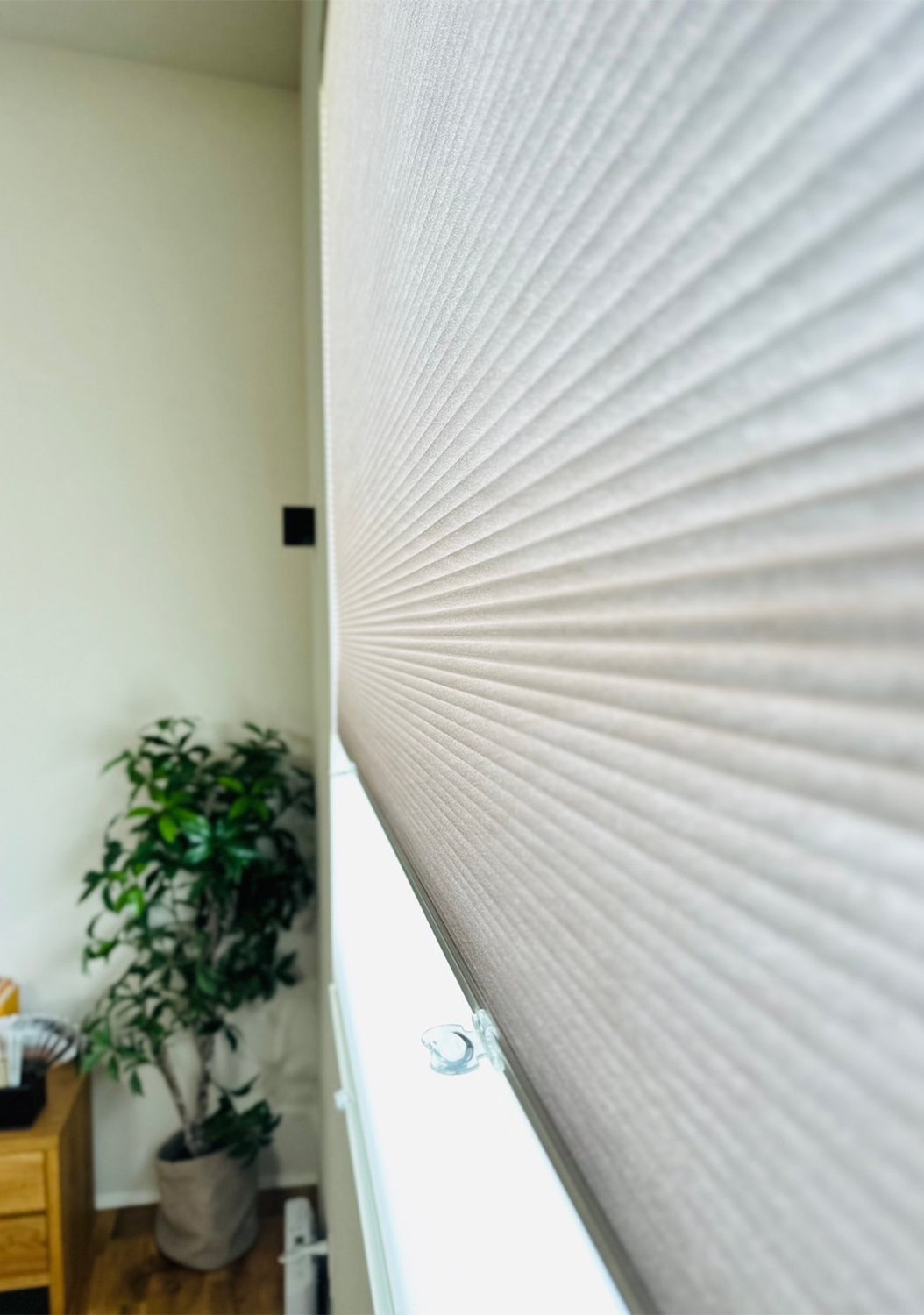 小窓にもすっきり収まる、ハニカムスクリーンの心地よさ