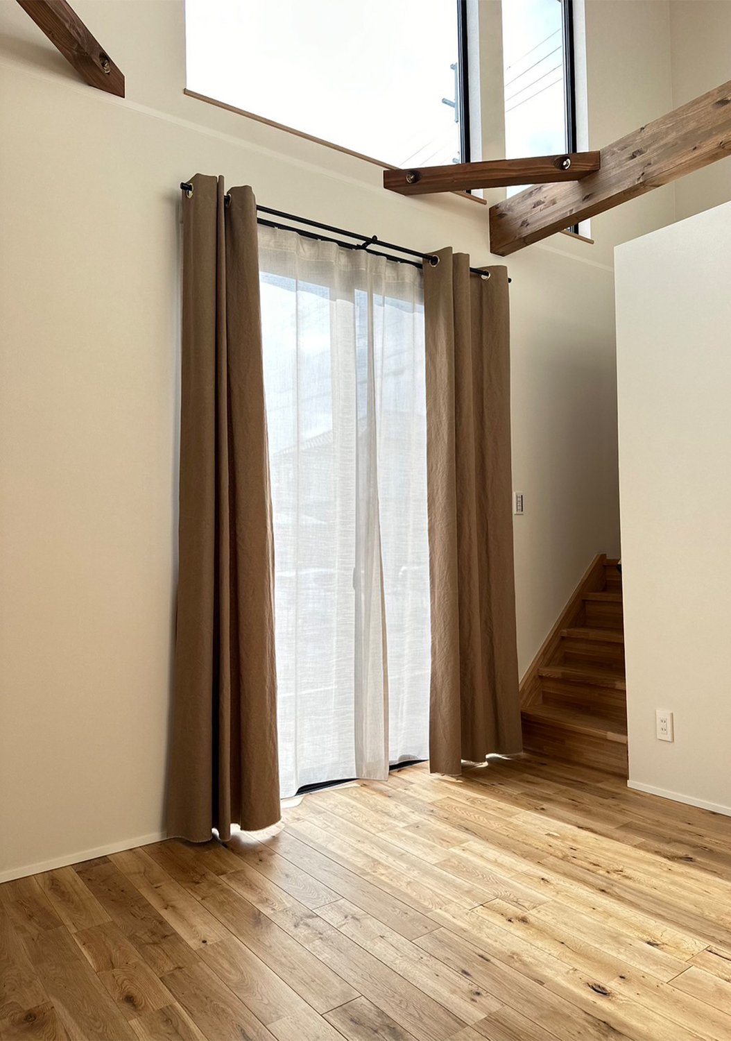 吹き抜けの光を受けて。帆布カーテンのやさしい陰影