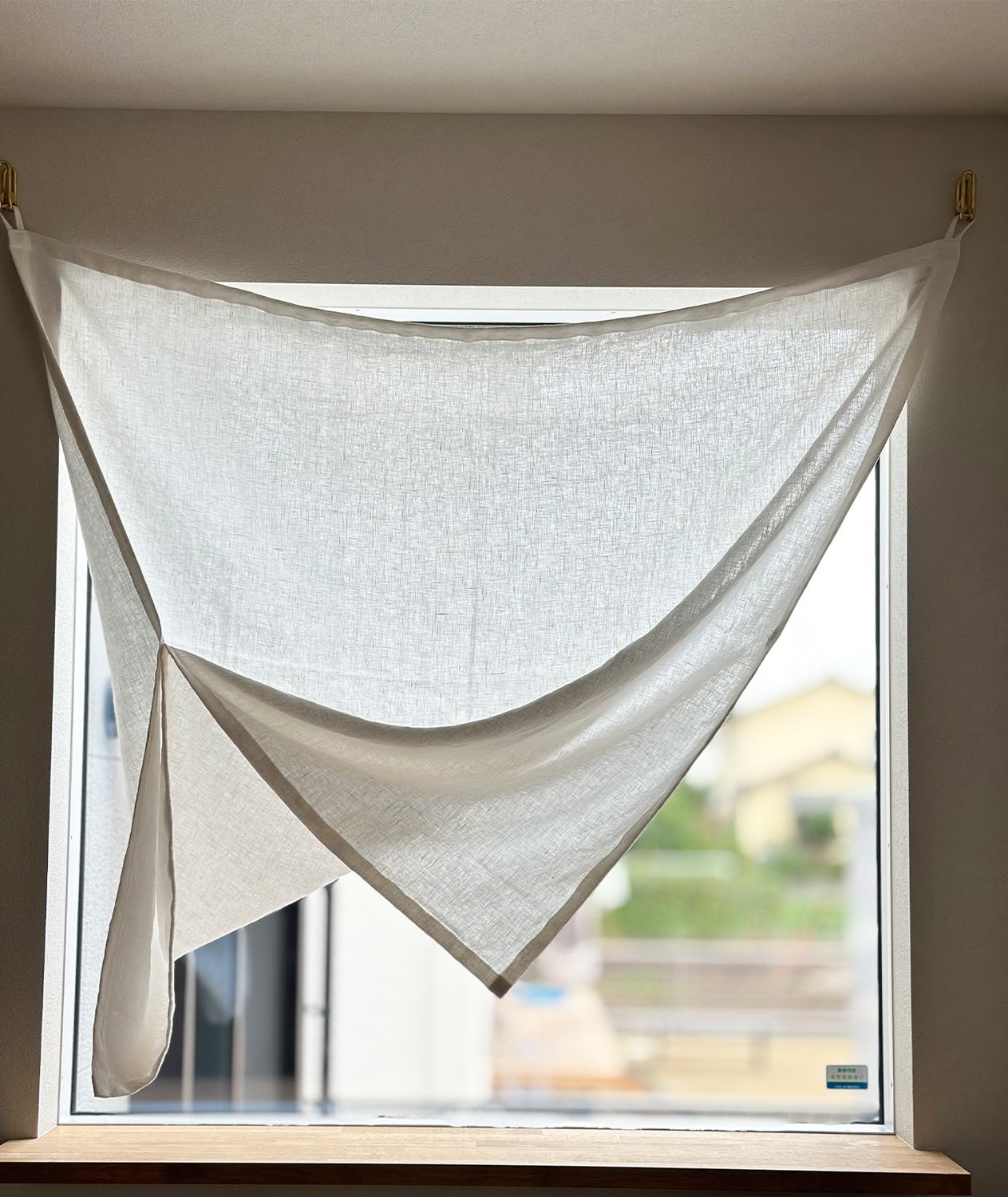 小窓にやさしく寄り添う、リネンの一枚