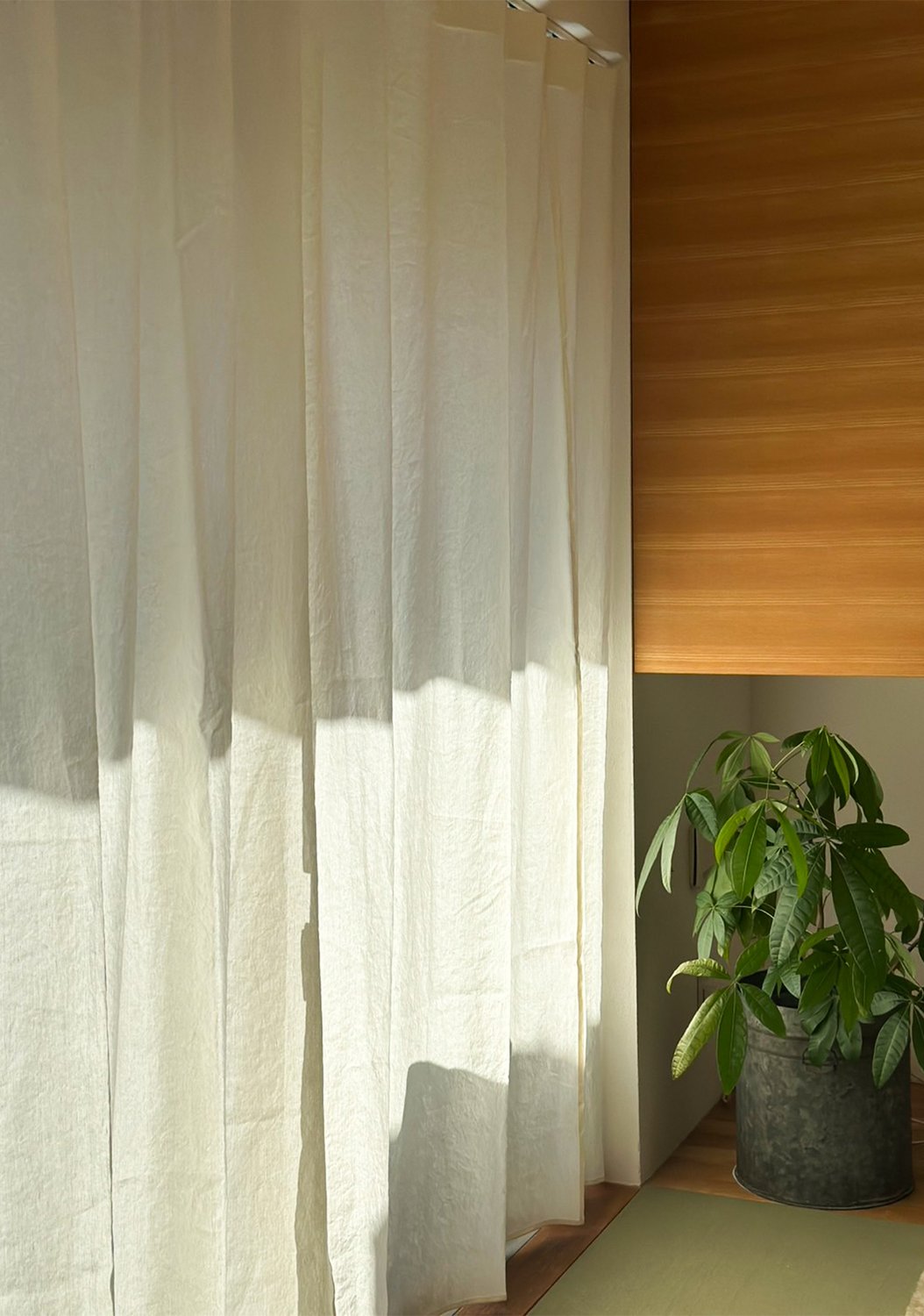 美濃和紙とリネンを組み合わせたフラットカーテン施工例