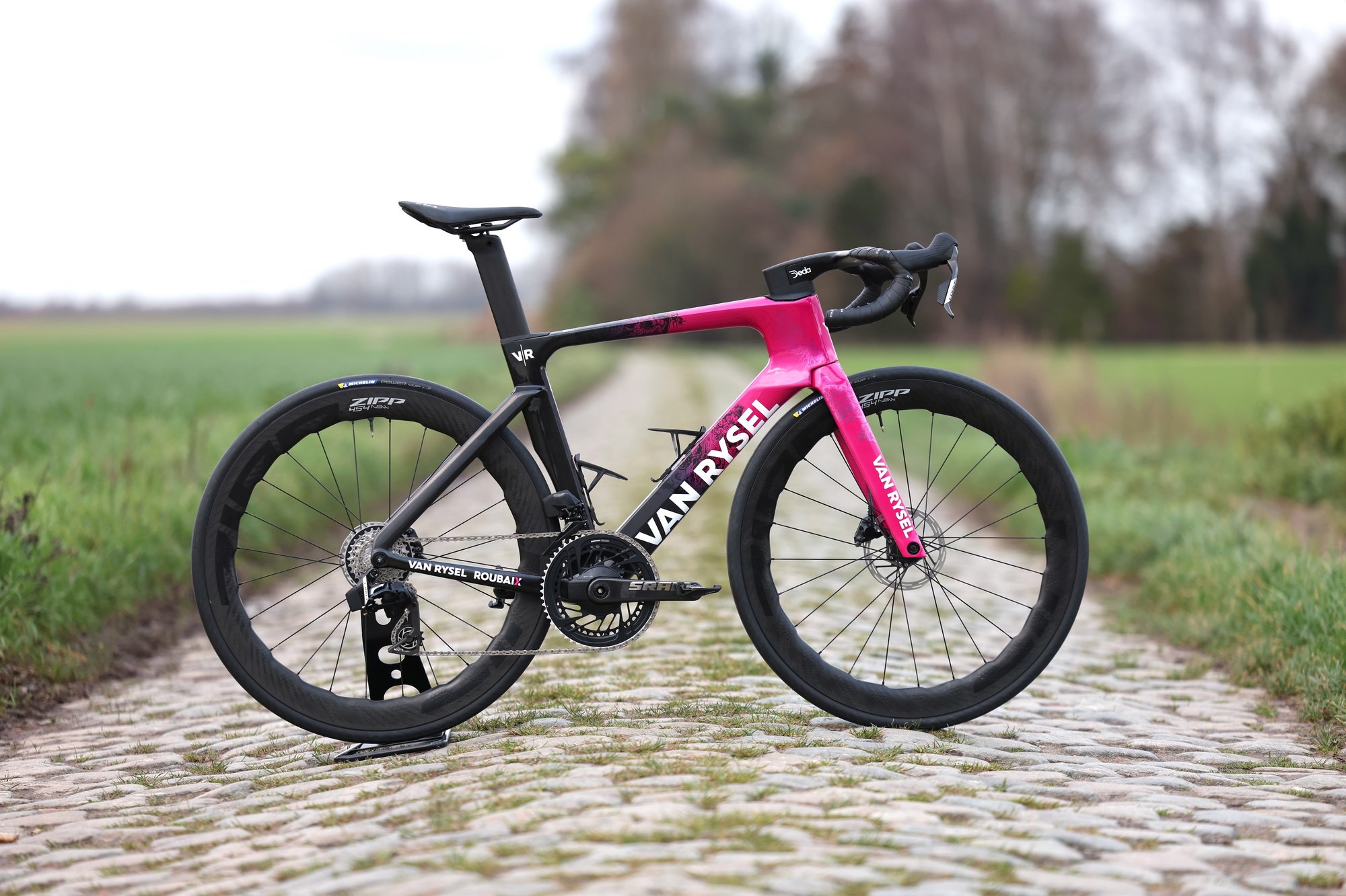 VAN RYSEL Roubaix Team präsentiert Kader und Design für 2026