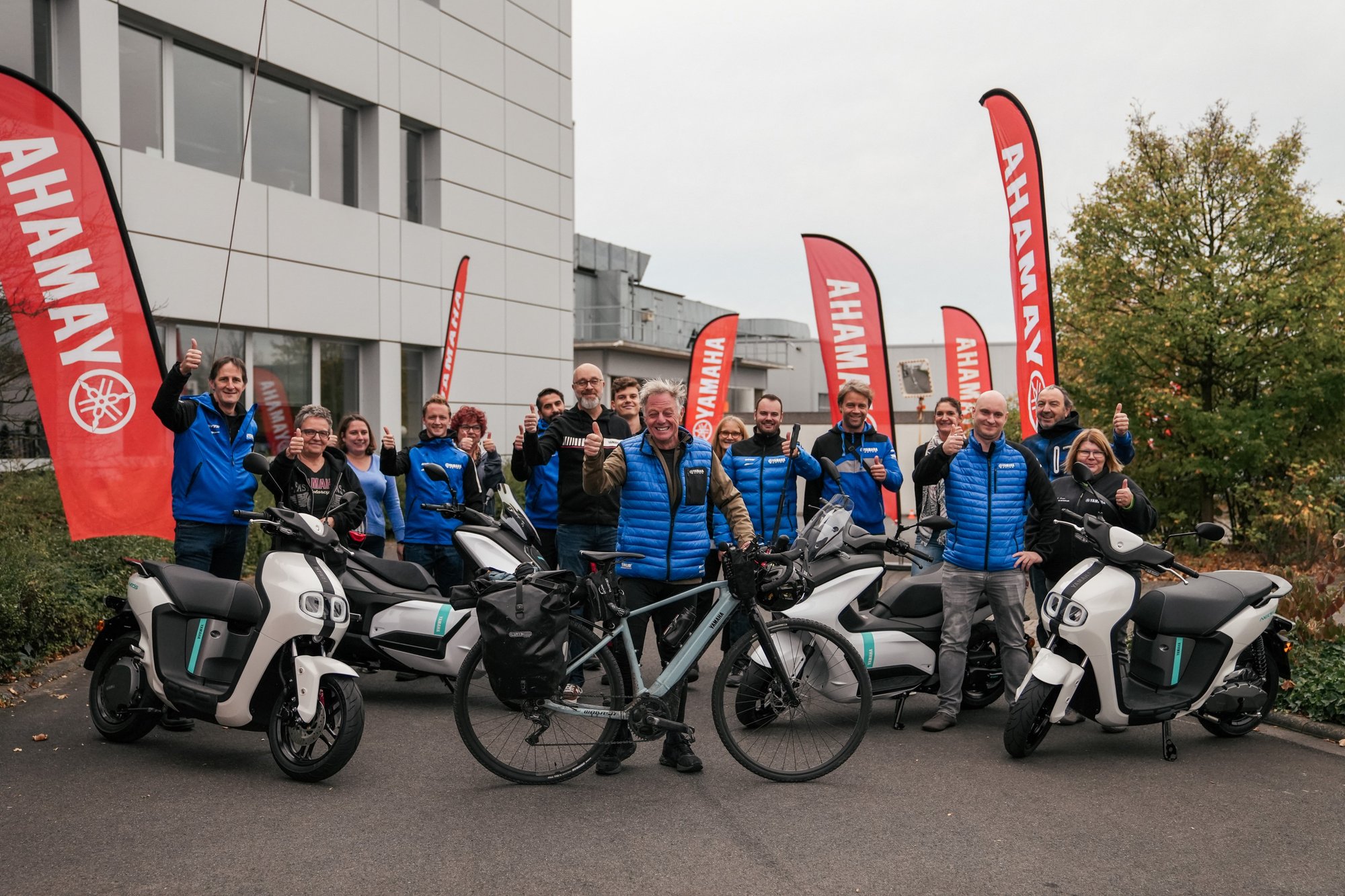 Extrem-Abenteurer Nick Sanders unterwegs mit eBike von Yamaha