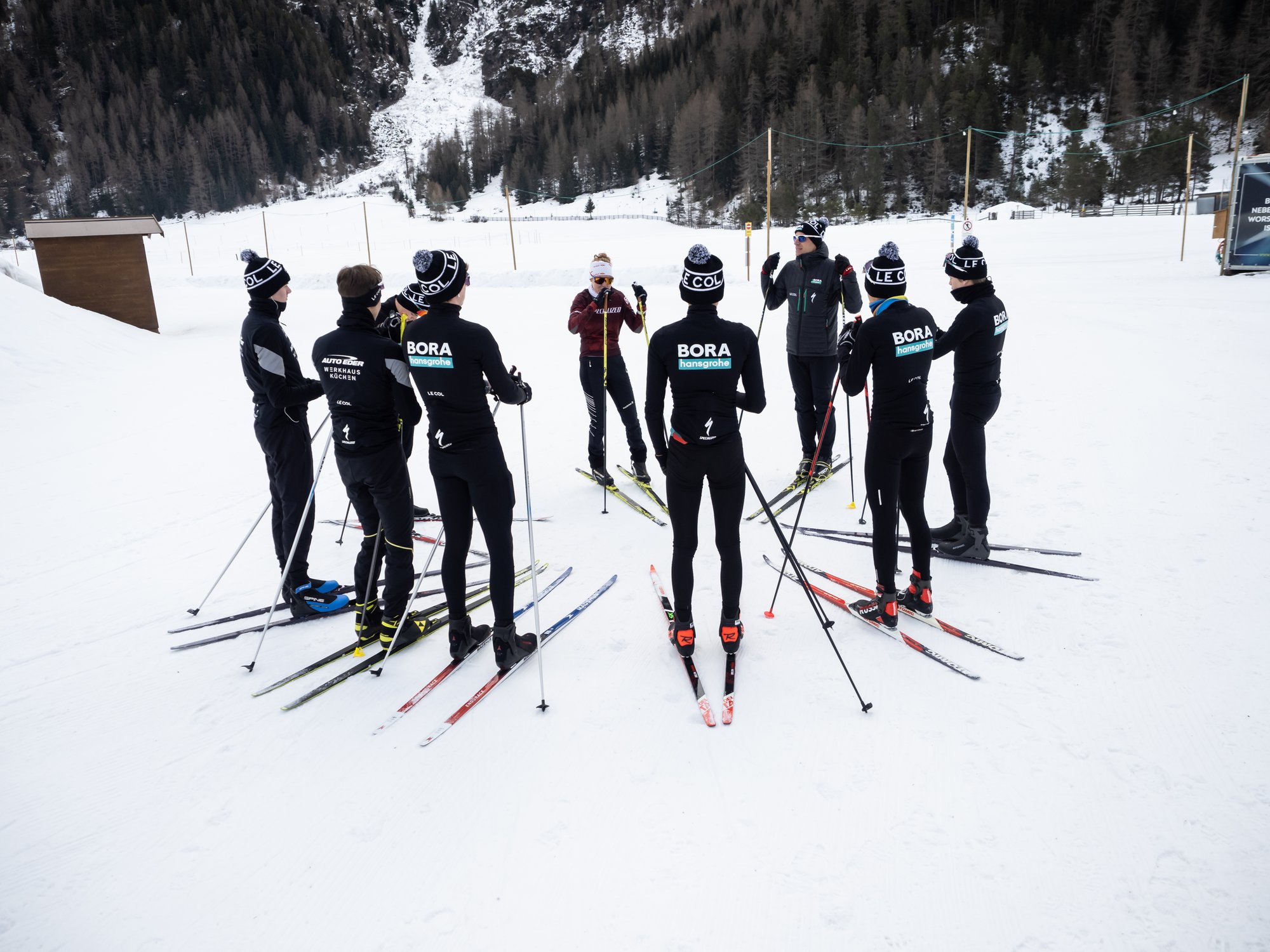 Weltmeisterin Laura Stigger mit Bora-Youngsters auf Langlaufskiern