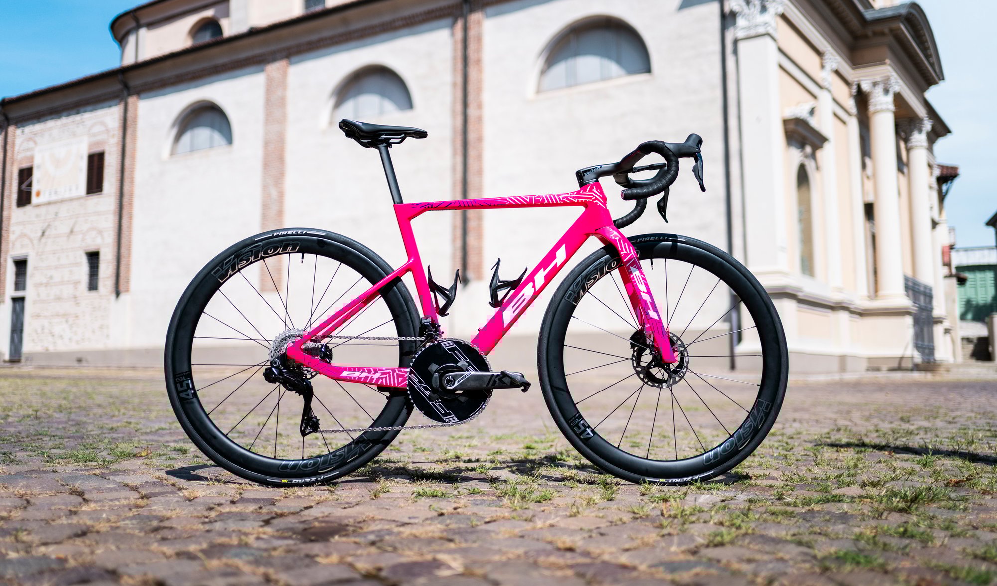 Ein Auftritt in Pink und Carbon: BH Bikes präsentiert Sondereditionen für die Vuelta a España 2025