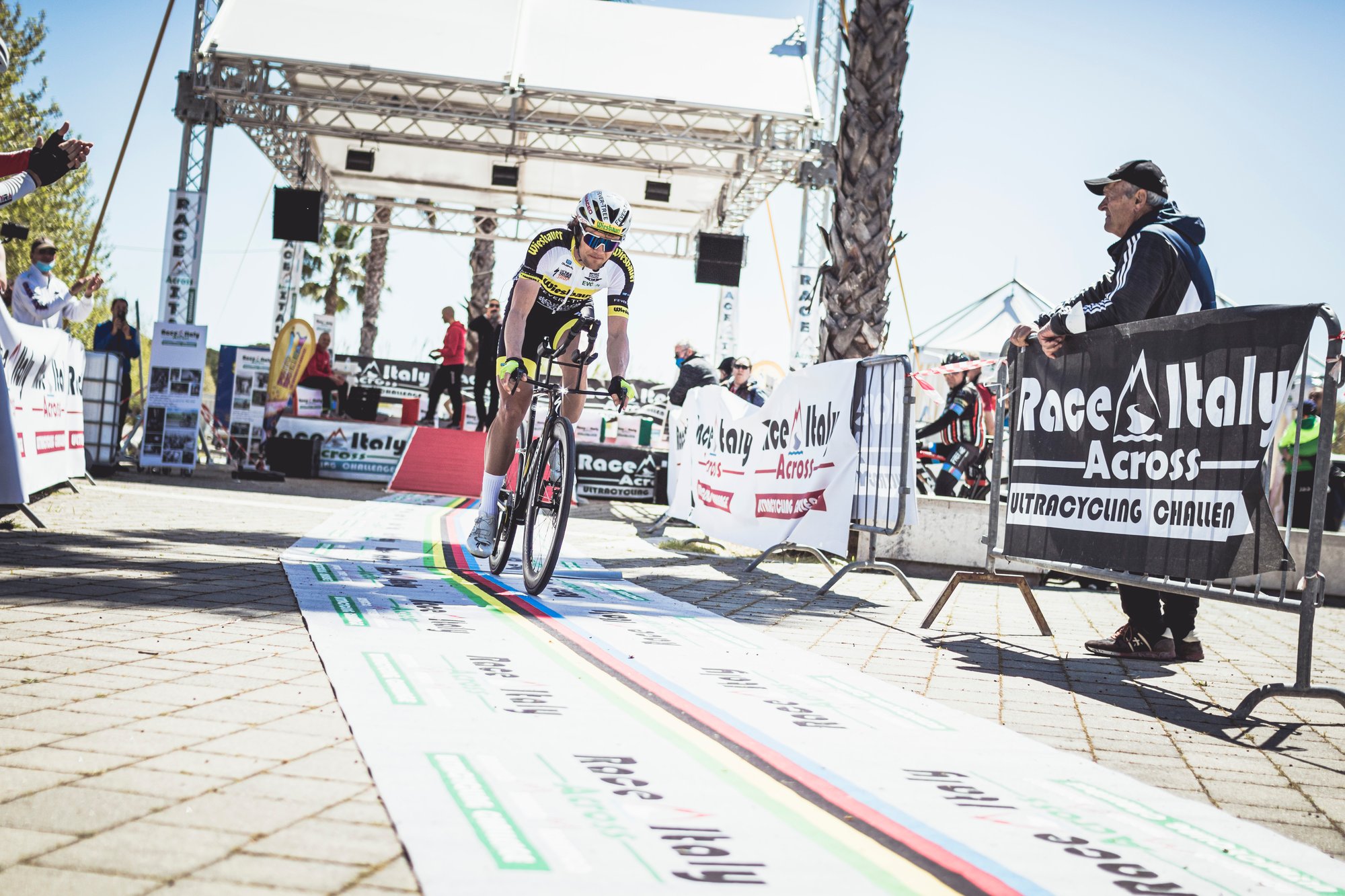 Strasser siegt beim Saisonauftakt in Italien mit Streckenrekord