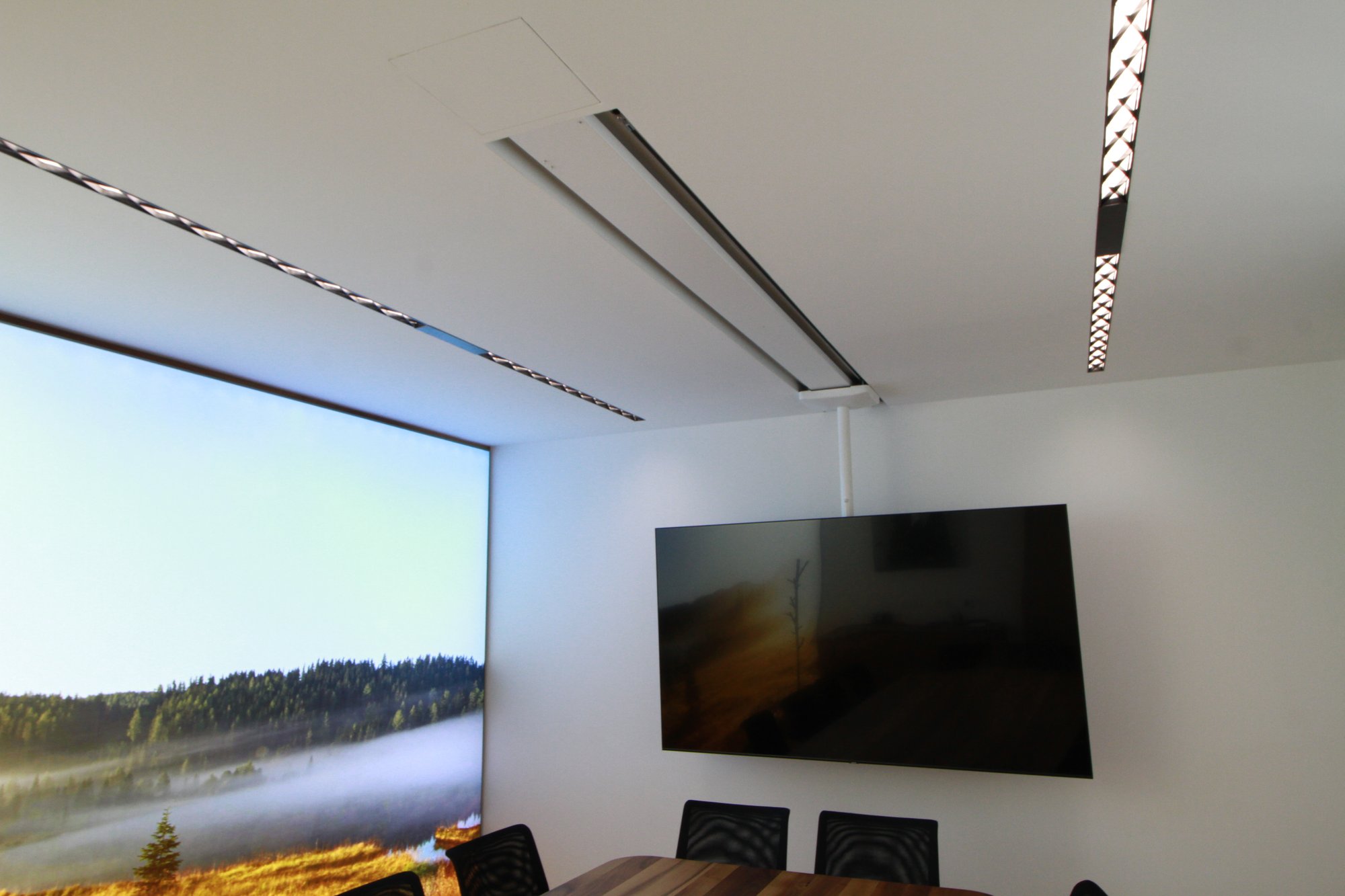 Support de plafond TV ScreenTrain installé au ras du plafond