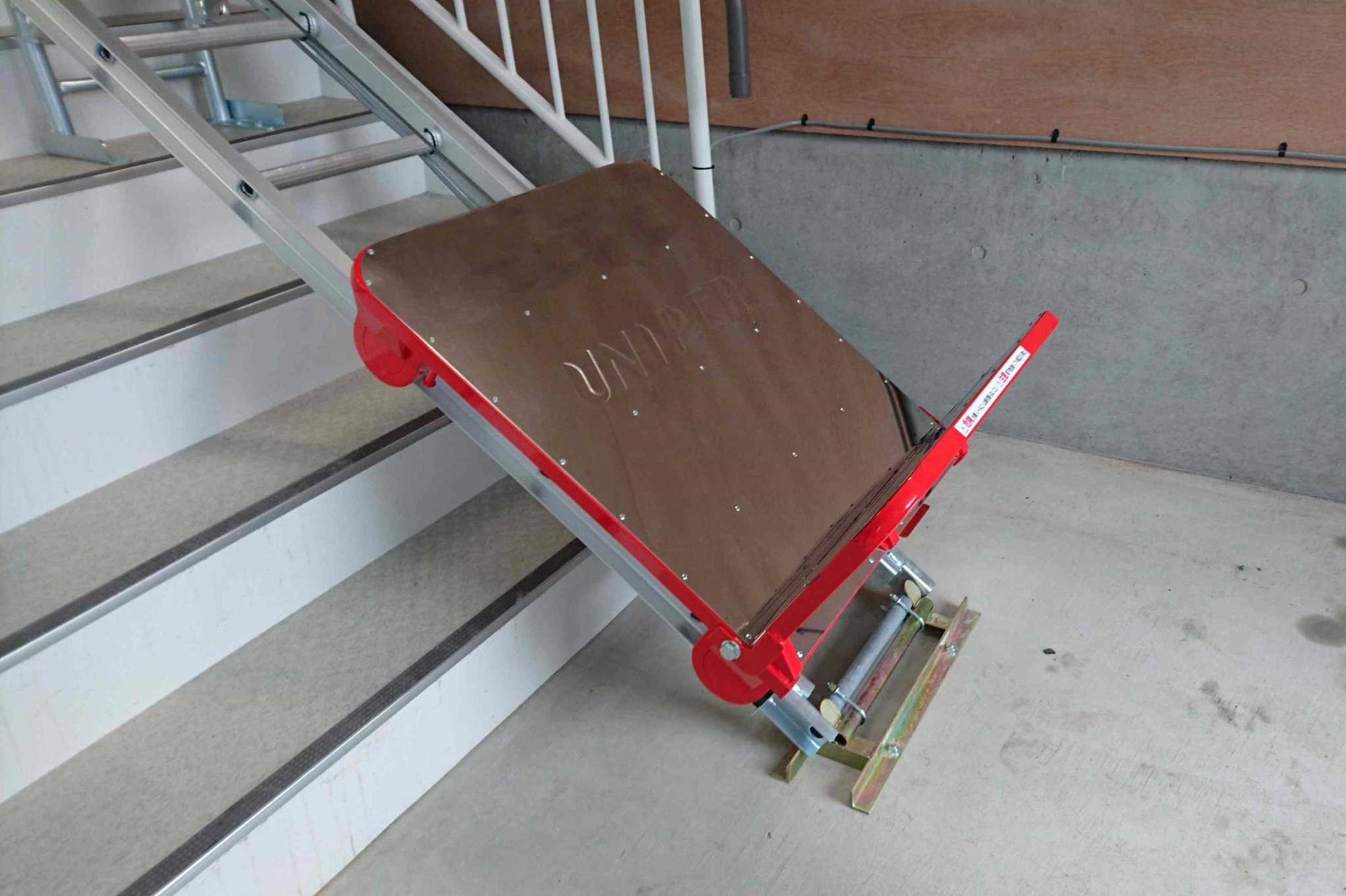 階段リフト UP106RK 階段での荷物運搬 設置事例