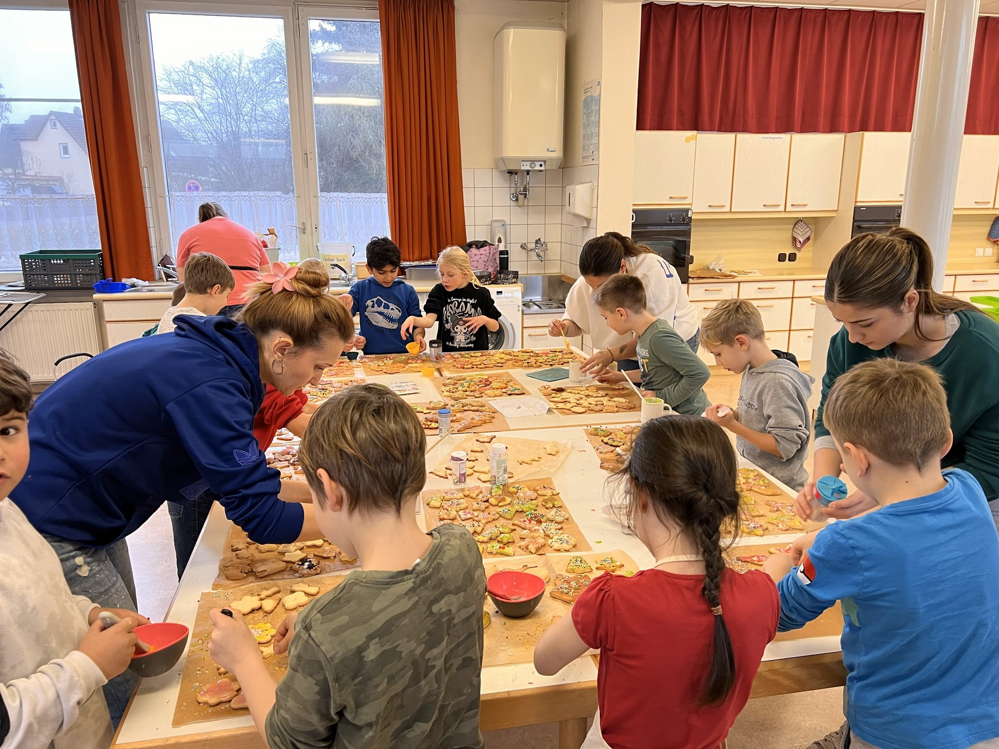 Vorweihnachtliches Plätzchen backen der Klasse 2a