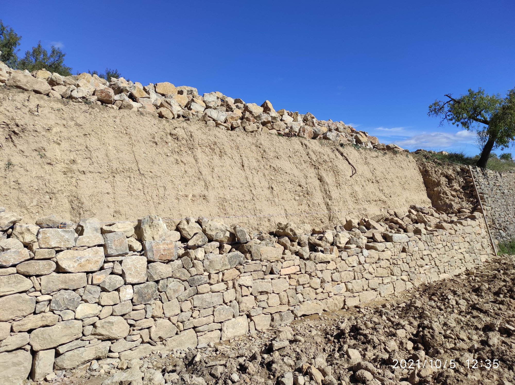 Restauración de muros piedra en seco en el Camí de Sant Gil (La Mata)