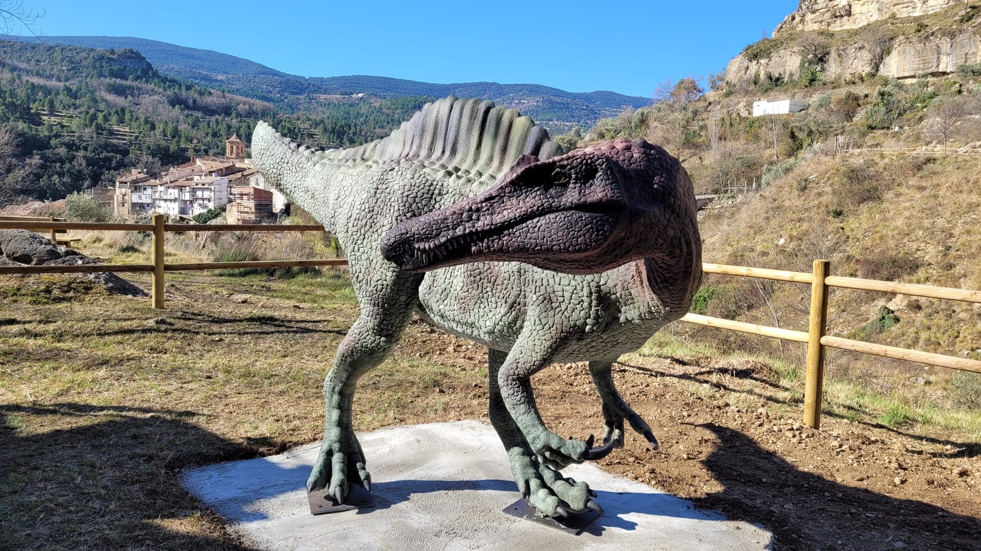 INSTAL·LACIÓ I SENYALITZACIÓ D'UNA RÈPLICA DE DINOSAURE EN EL JACIMENT PALEONTOLÓGIC DE VALLIBONA