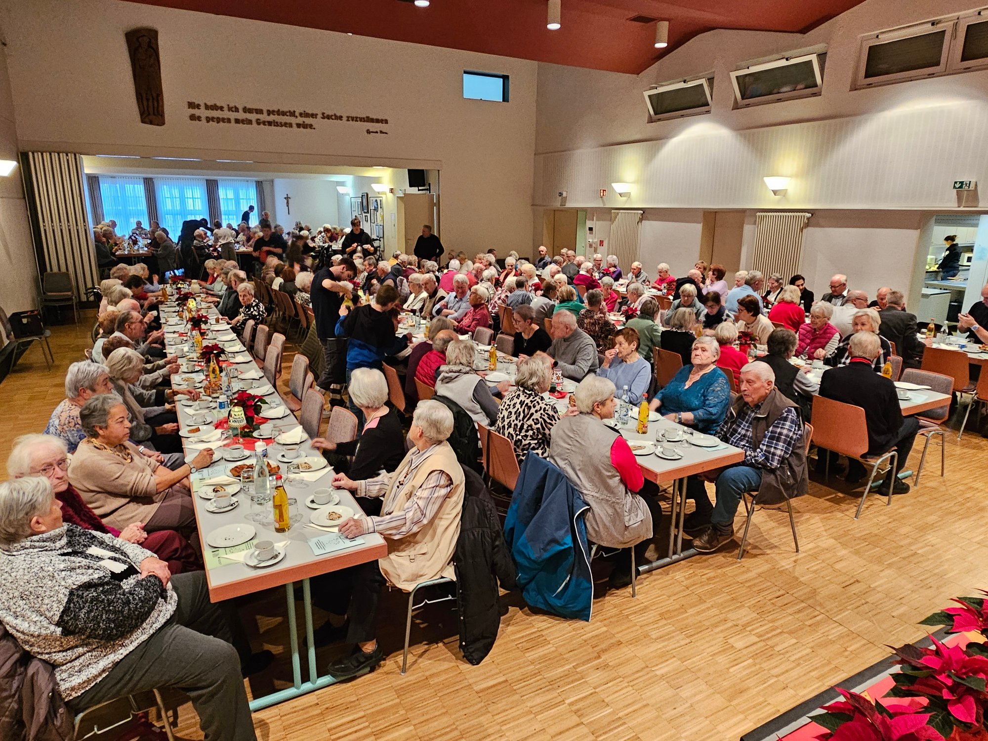 Seniorenweihnachtsfeier im Thomas-Morus-Heim – Ein festlicher Auftritt unserer 3. Klassen