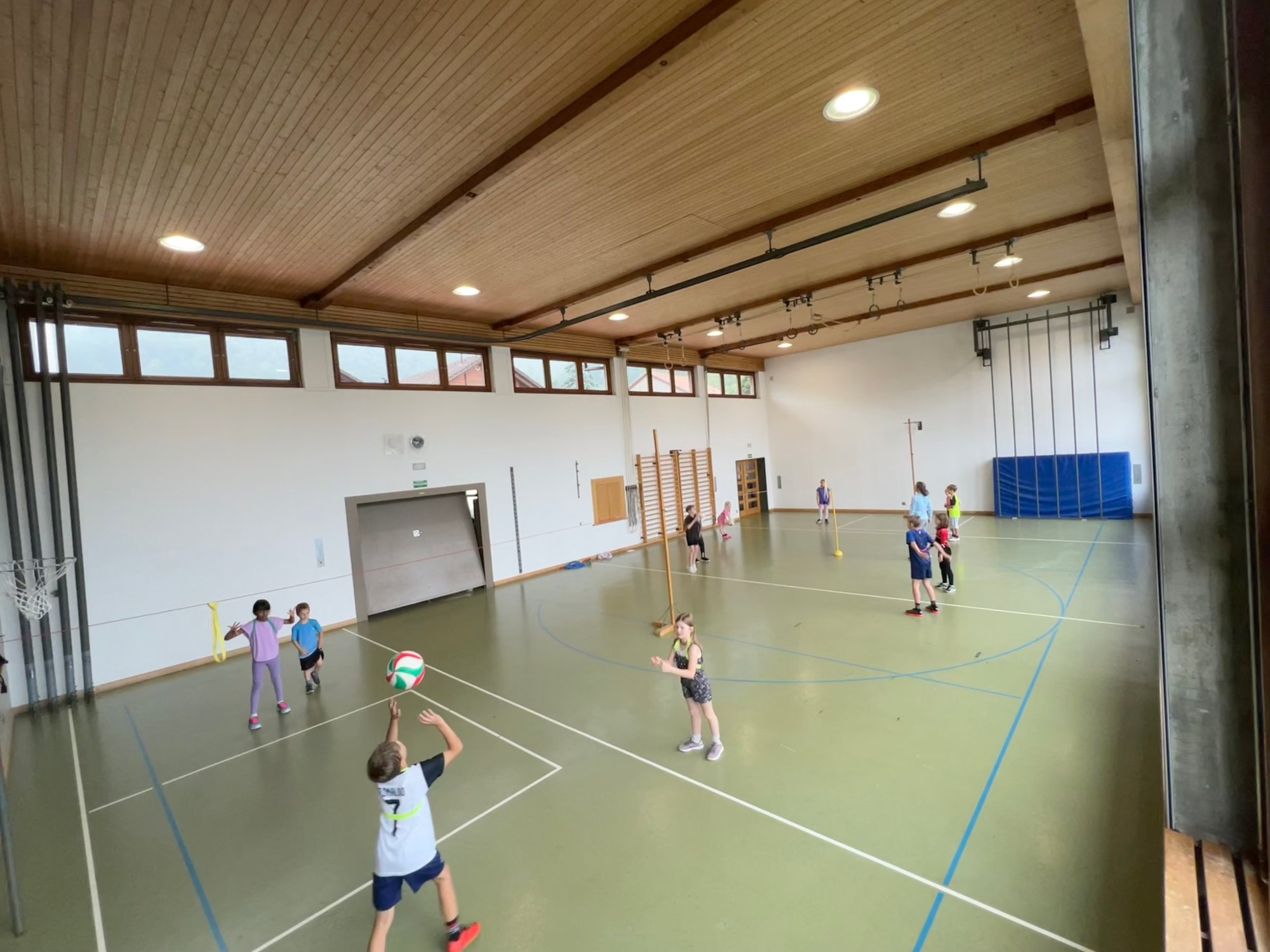 Volleyballunterricht im Tuttiturnen