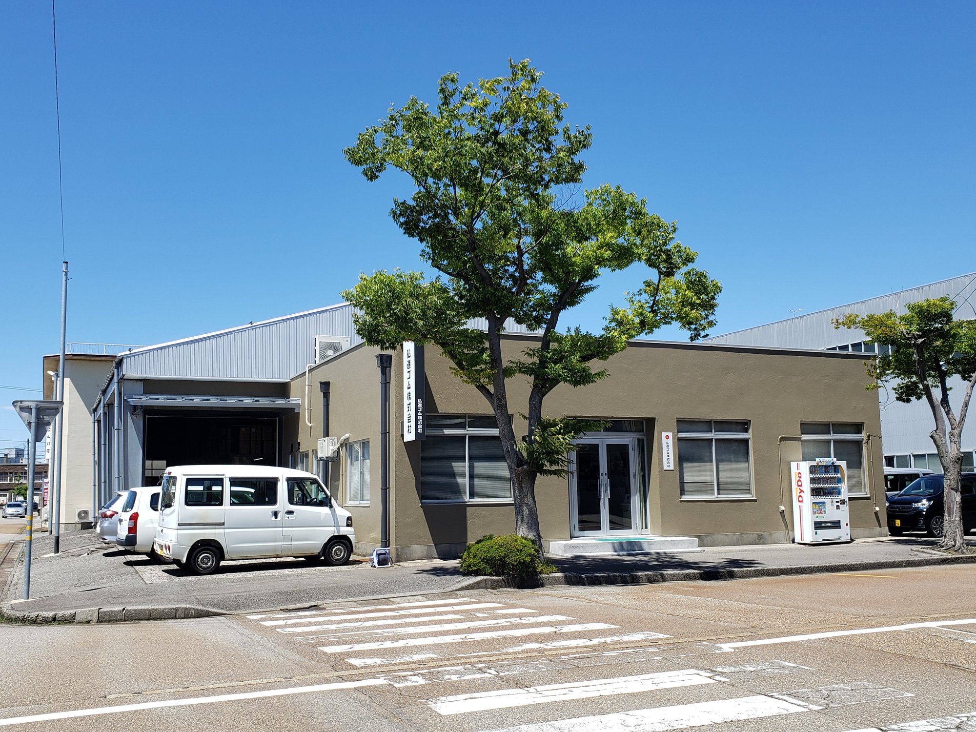 車のカラーにひらめき☆ 老舗店舗が艶やかに若返った！