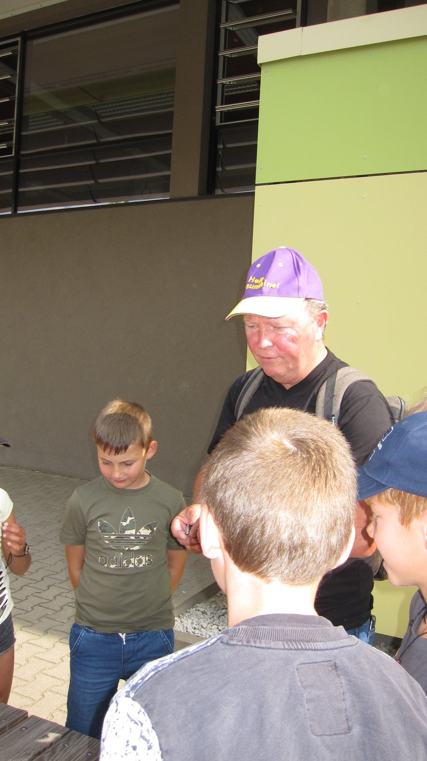 Willi Harhammer erklärt in Schulen die Solartechnik
