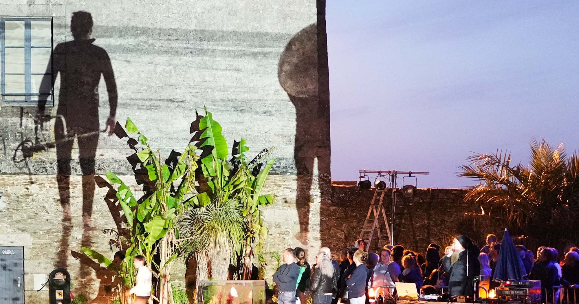 En attendant la Vague