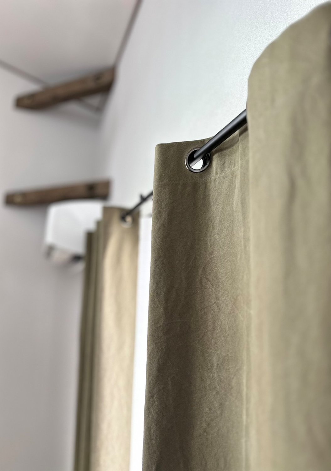 帆布カーテン｜ハトメスタイルで魅せる、素朴な存在感