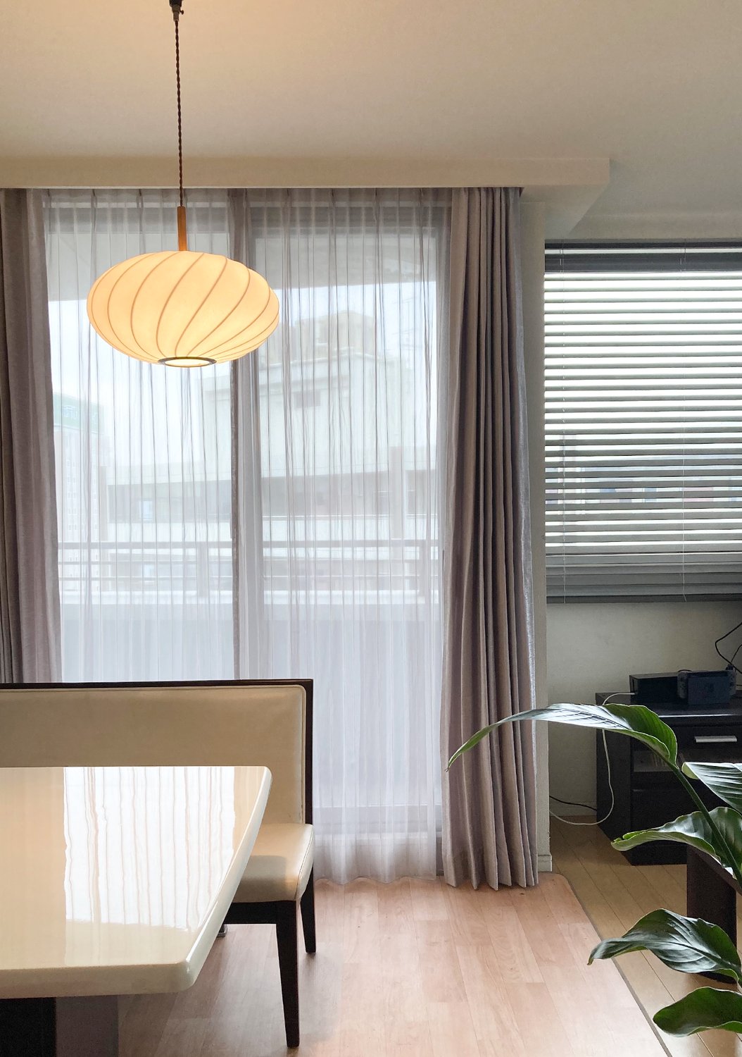 ダイニングに、上品な窓辺を。カーテンボックスでつくる整った空間