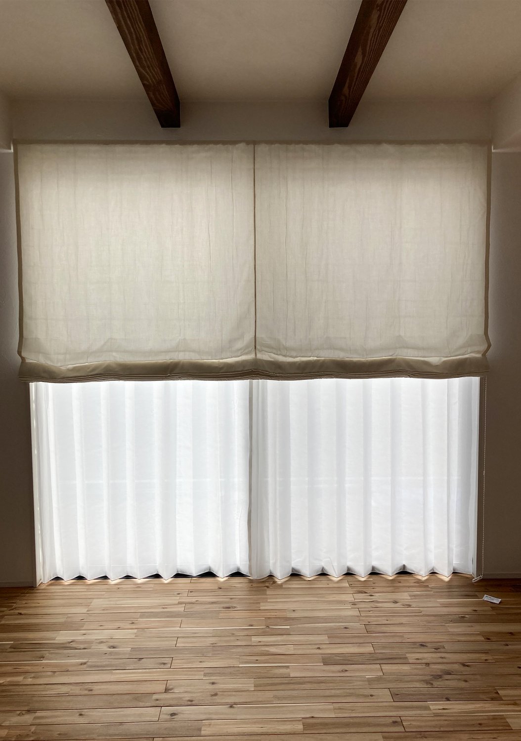 すっきり見せて、使いやすく。昇降式＋開きカーテンの組み合わせスタイル