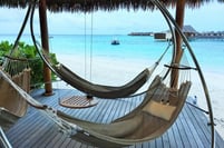 モルディブの砂浜とハンモック
