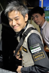 男子の部優勝の塙プロ。……の背後に会場内実況放送担当の加藤氏