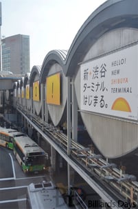 おっ、隙間から電車が見える……