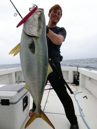 alt="ジャンプライズ かっ飛び棒150MEGAで釣り上げた大型ブリの実績ルアー"