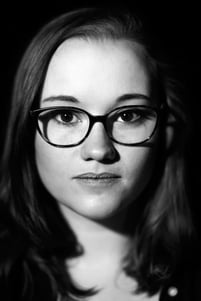 Laura Saxler (Jenny Hill)