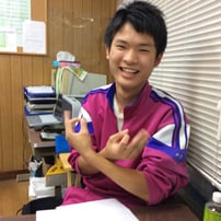 お決まりのエンジェルポーズをつけるタクマ